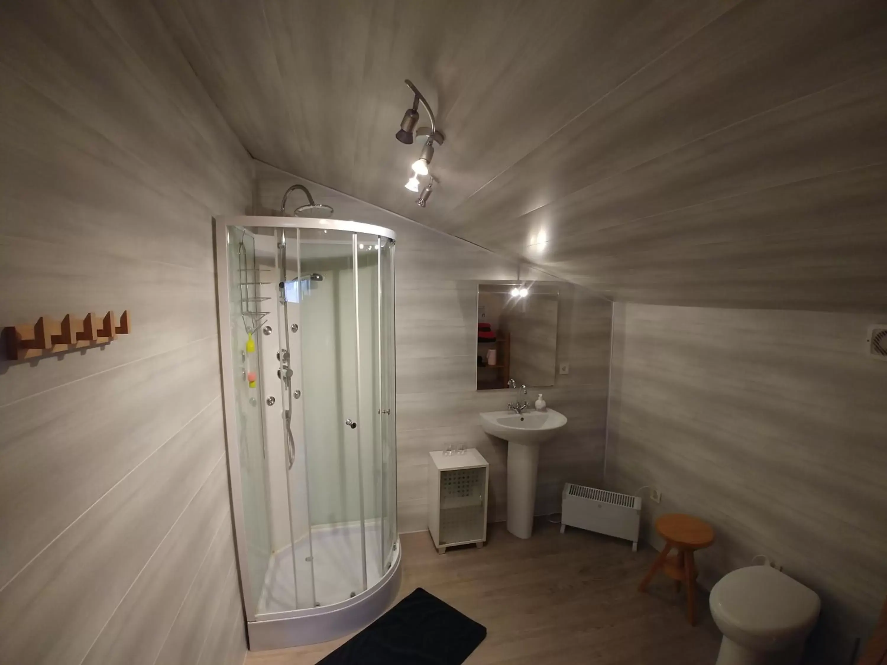 Bathroom in Manoir Le Cristal - Futuroscope a petit prix , grandes chambres familiales 5-6 personnes ,