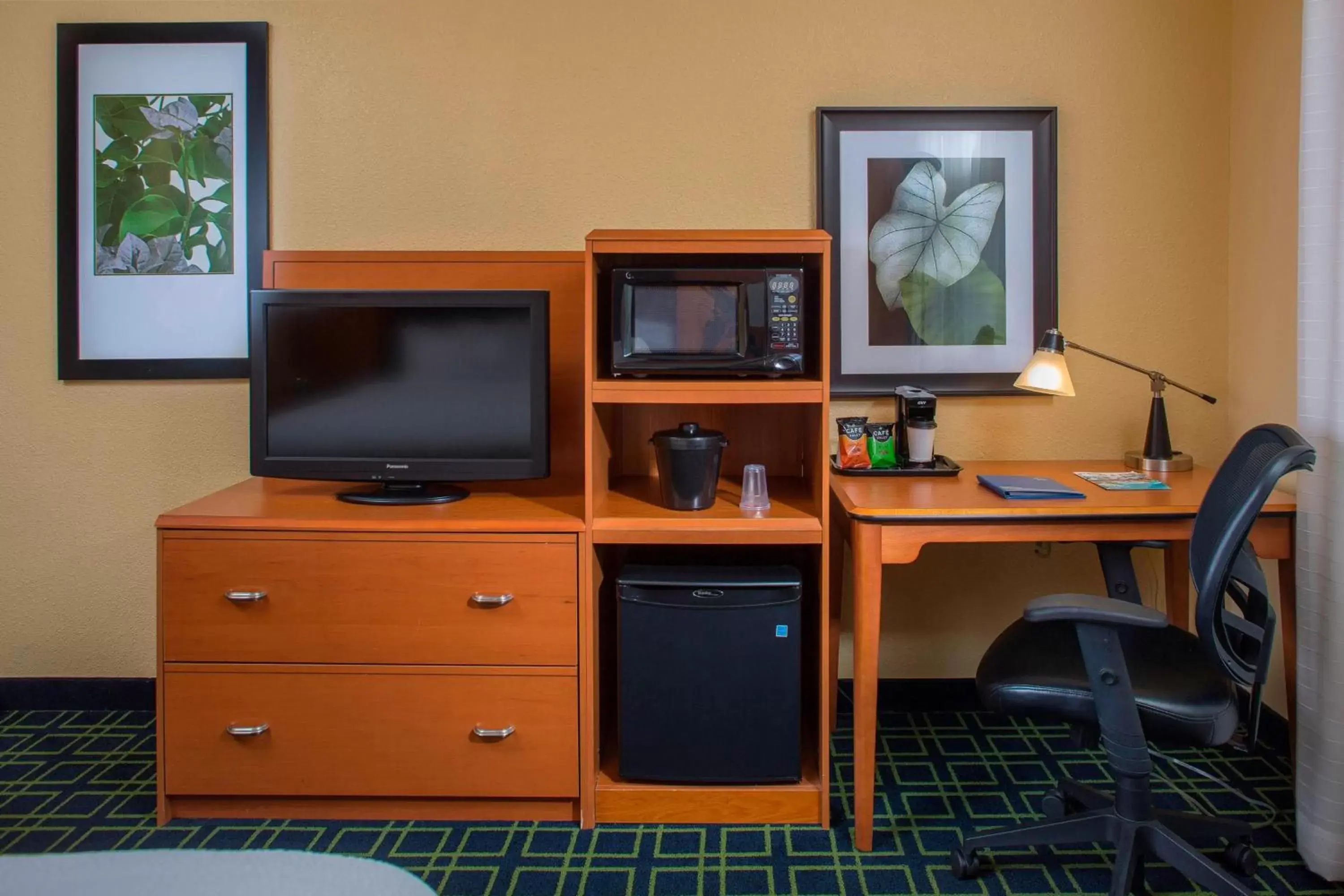 Photo of the whole room, TV/Entertainment Center in Fairfield Inn & Suites Lafayette I-10