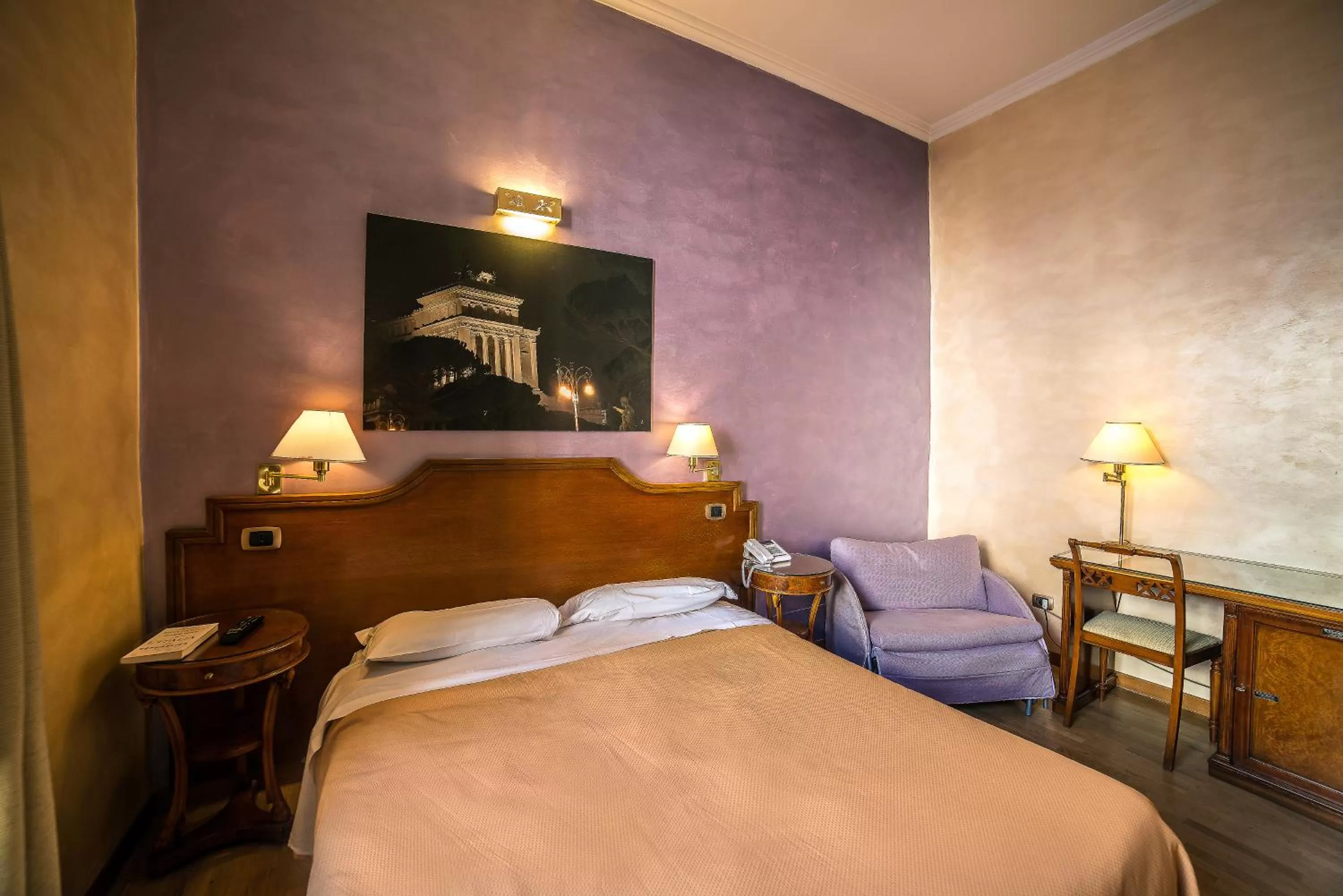 View (from property/room), Bed in Hotel Kent