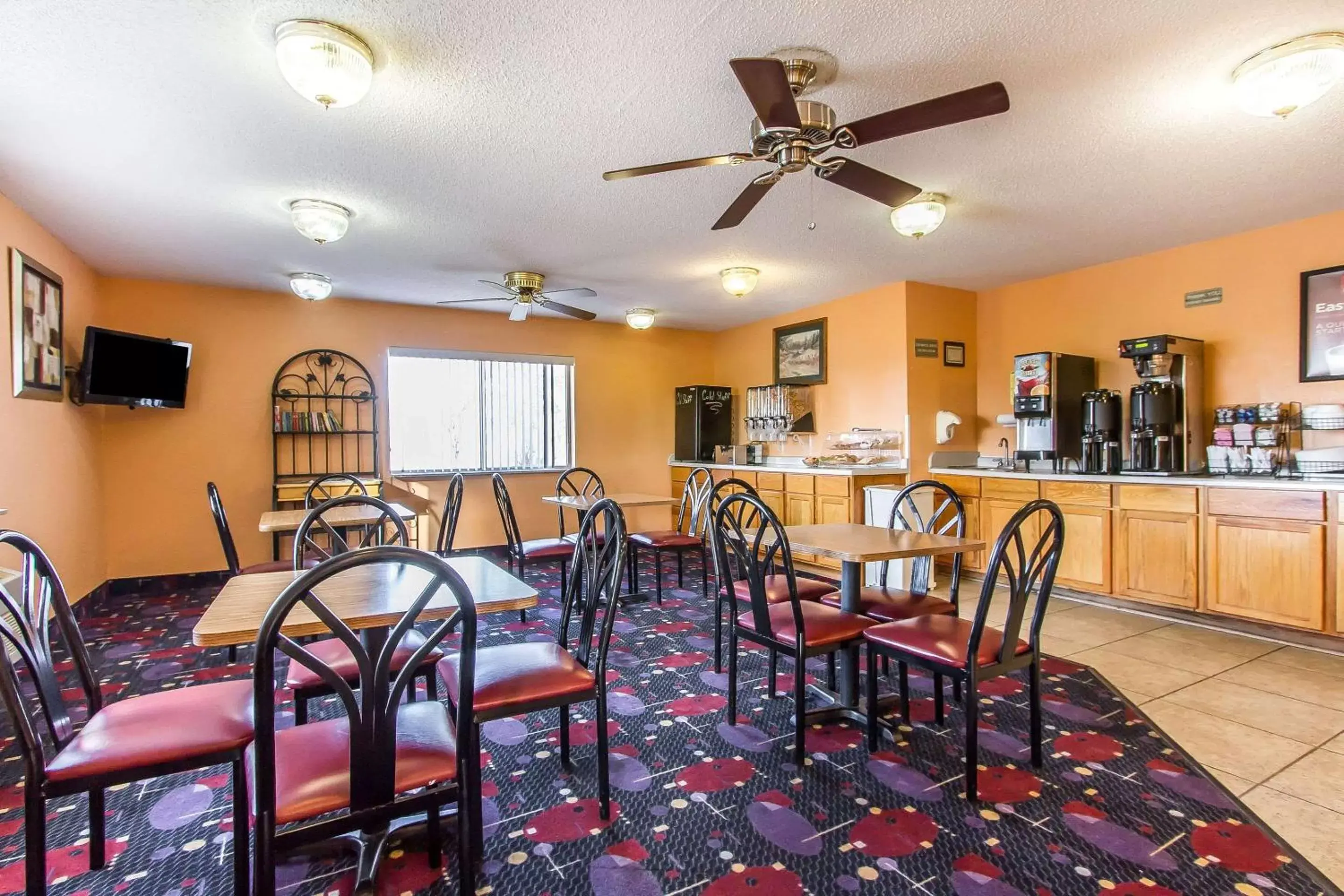 Restaurant/Places to Eat in Econo Lodge Inn & Suites