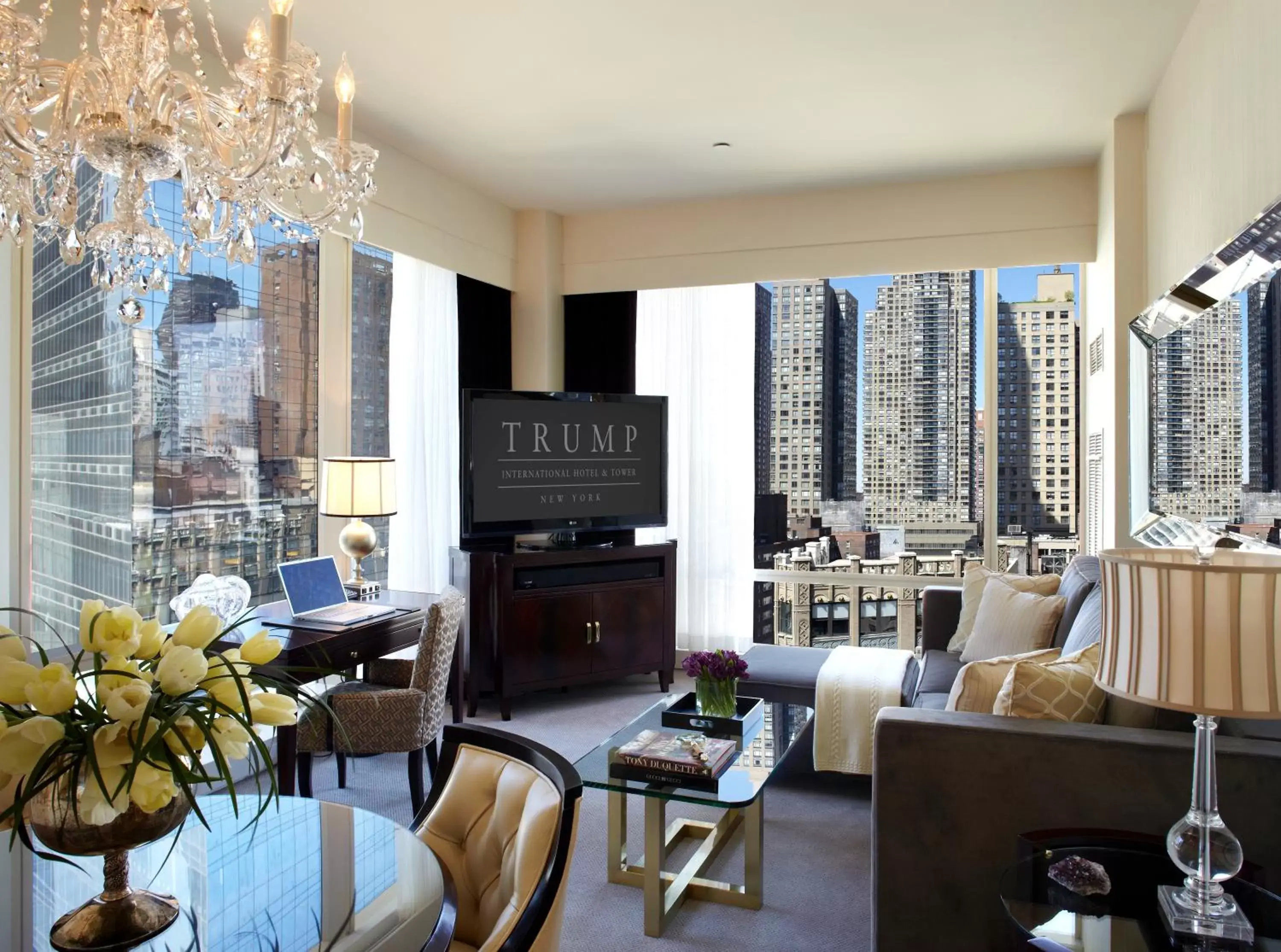 Living room, Restaurant/Places to Eat in Trump International New York