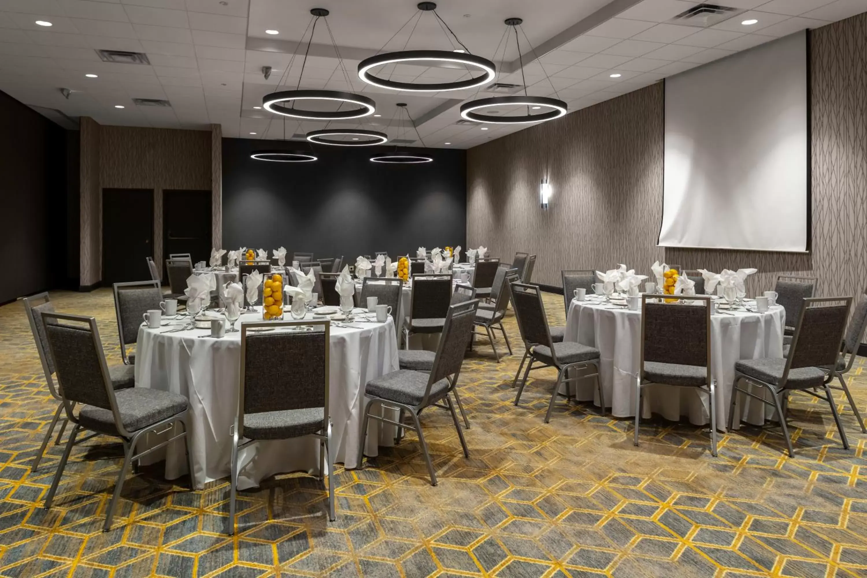 Meeting/conference room, Restaurant/Places to Eat in Holiday Inn Boston - Dedham Hotel & Conference Center, an IHG Hotel