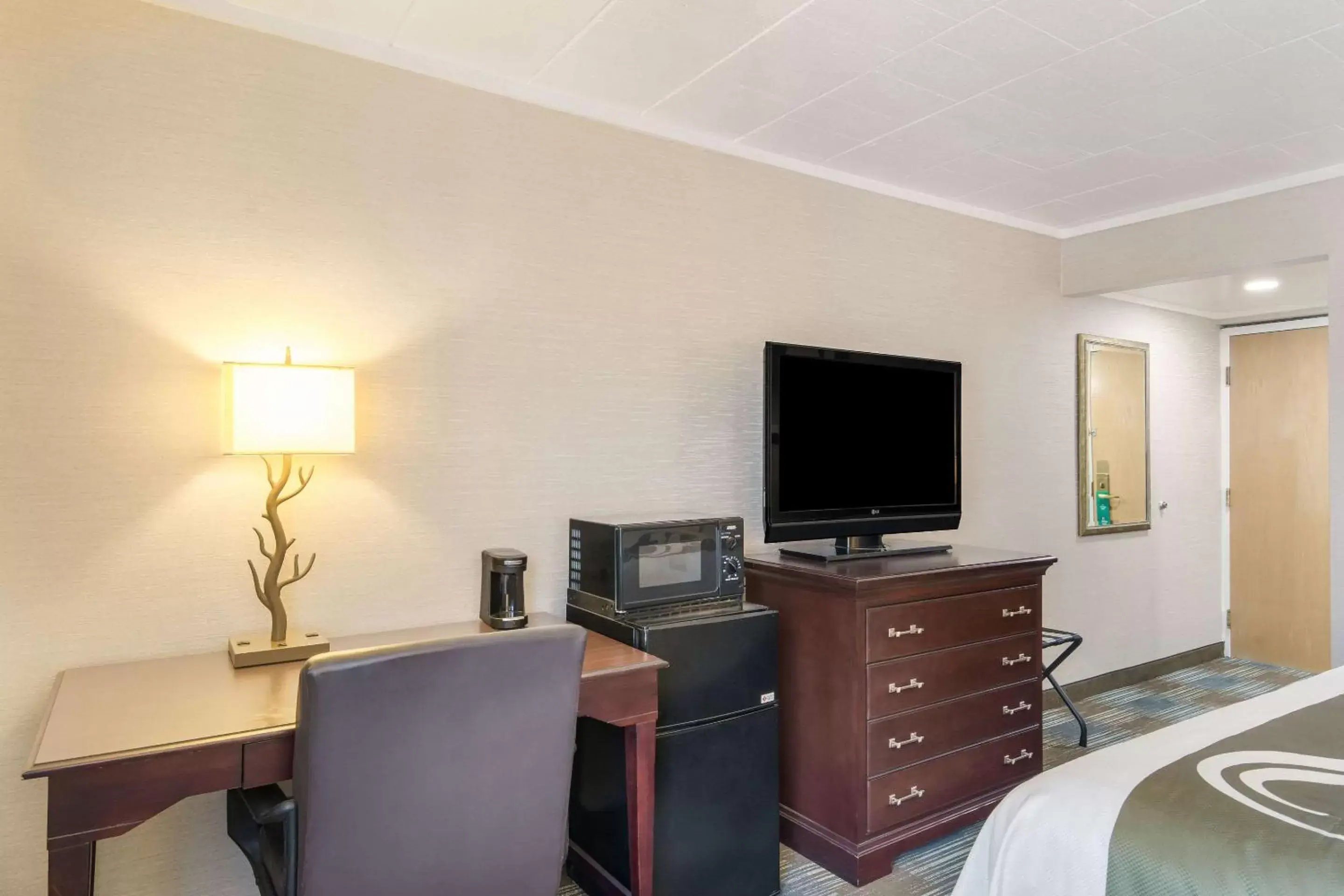 Photo of the whole room, TV/Entertainment Center in Quality Inn Bath
