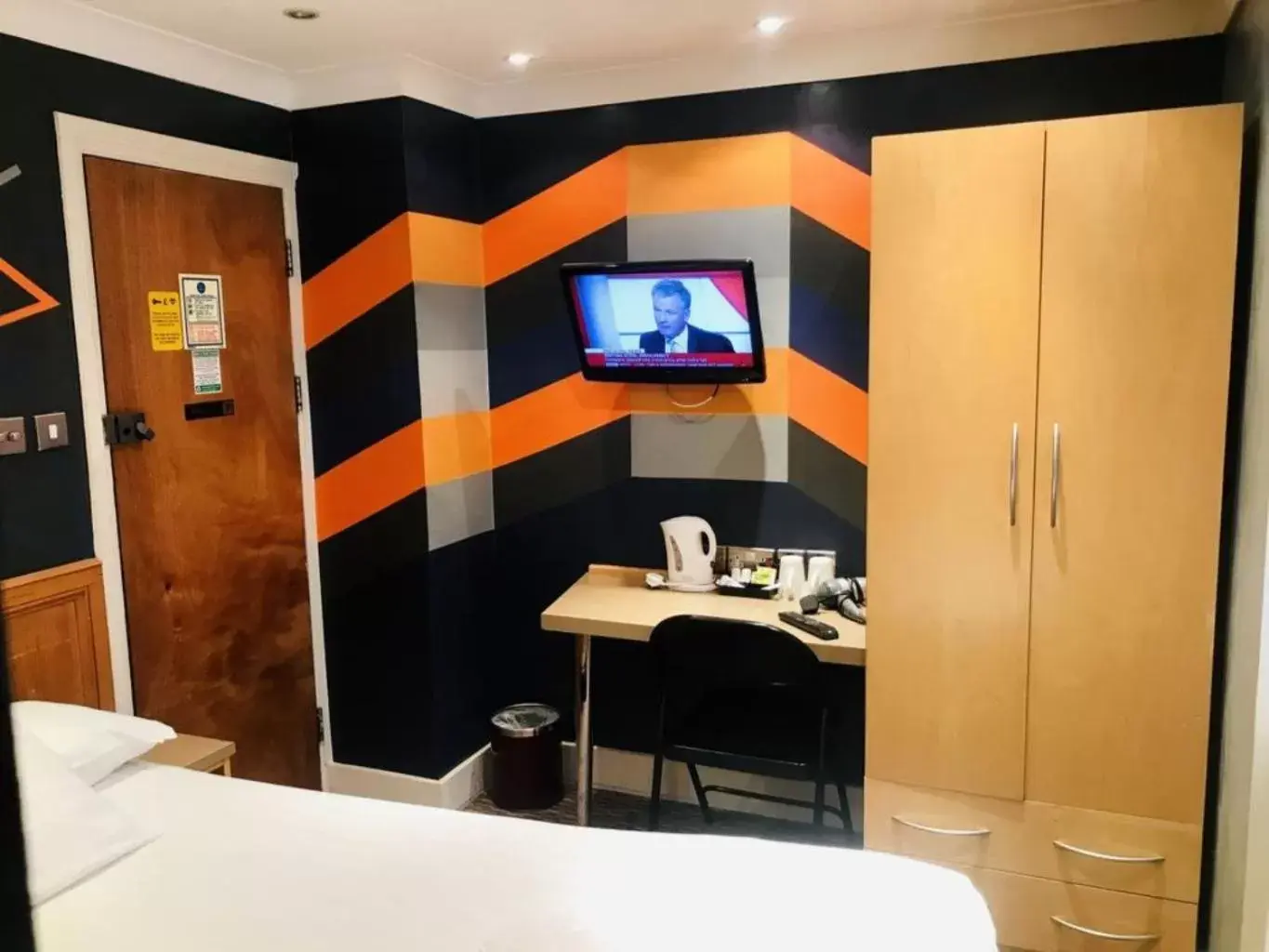 Bedroom, TV/Entertainment Center in KX Rooms Kings Cross