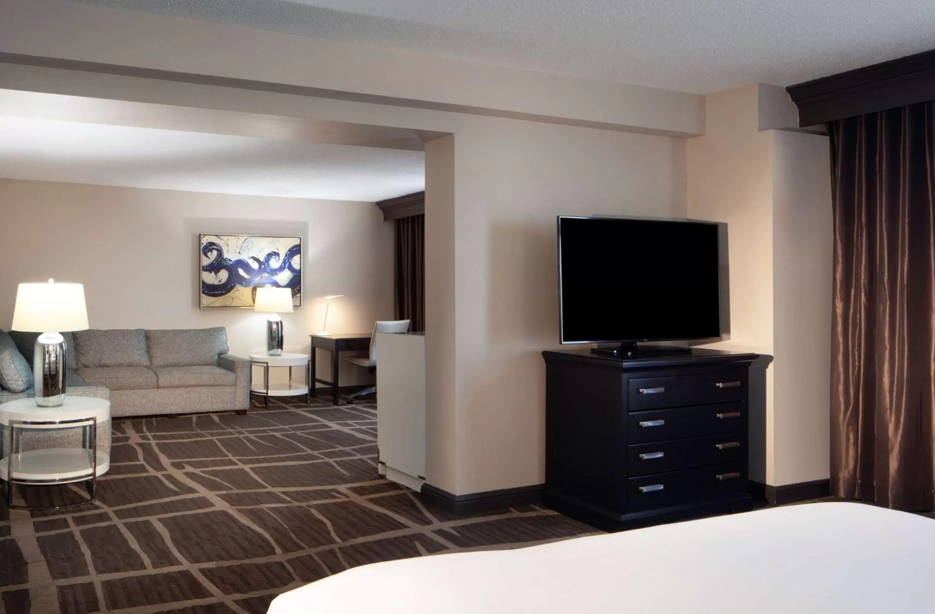 Bedroom, TV/Entertainment Center in Hilton St. Petersburg Bayfront