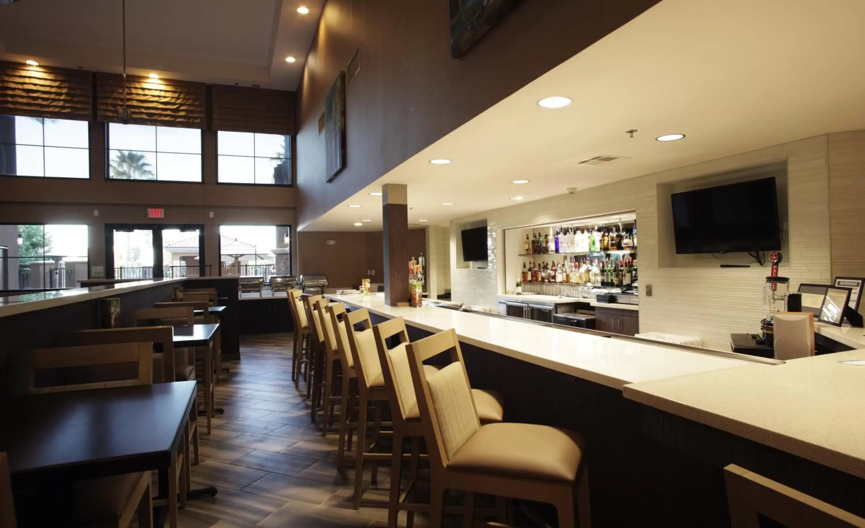 Lounge or bar, Restaurant/Places to Eat in Holiday Inn Phoenix/Chandler, an IHG Hotel