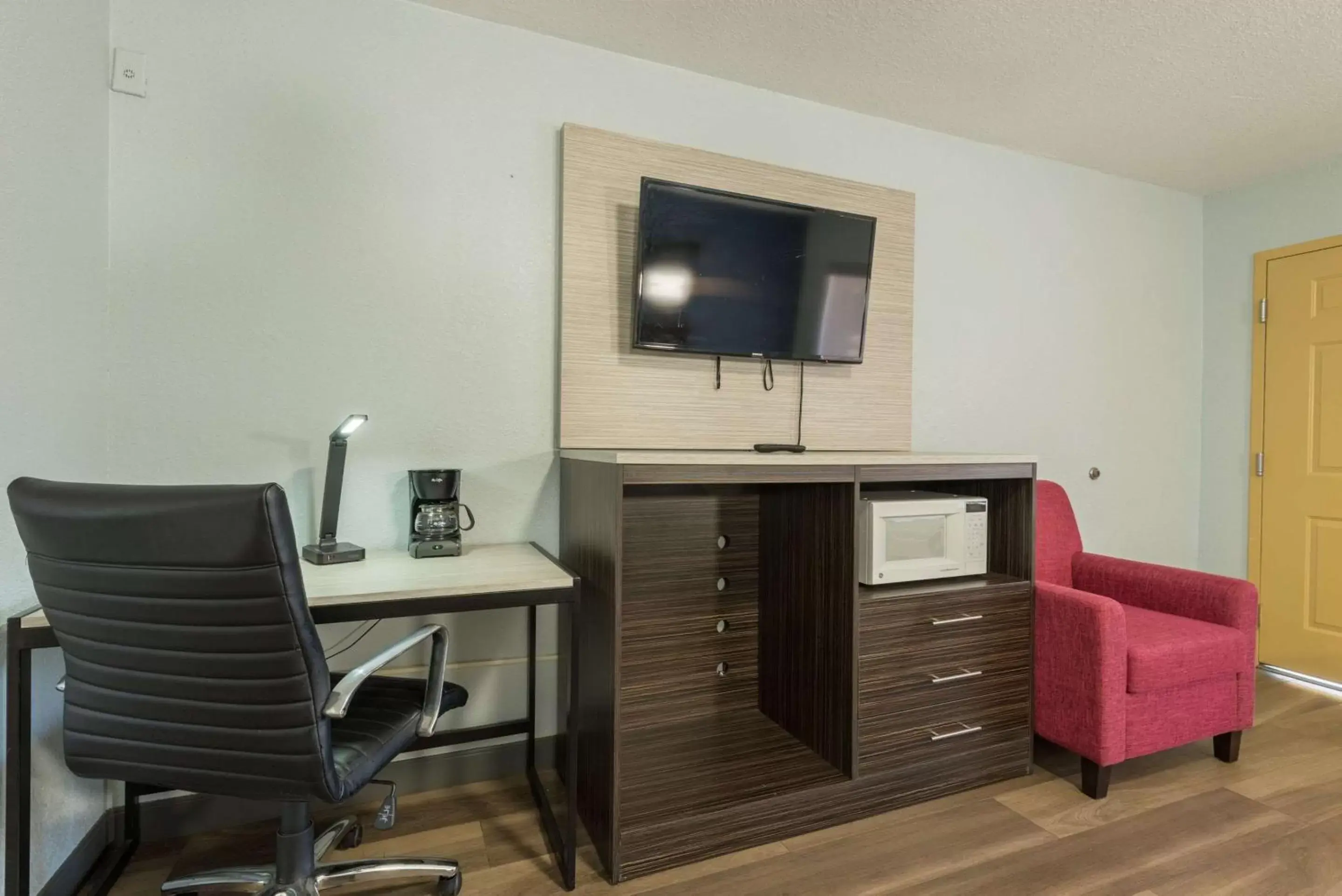 Bedroom, TV/Entertainment Center in Quality Inn & Suites Manitou Springs at Pikes Peak