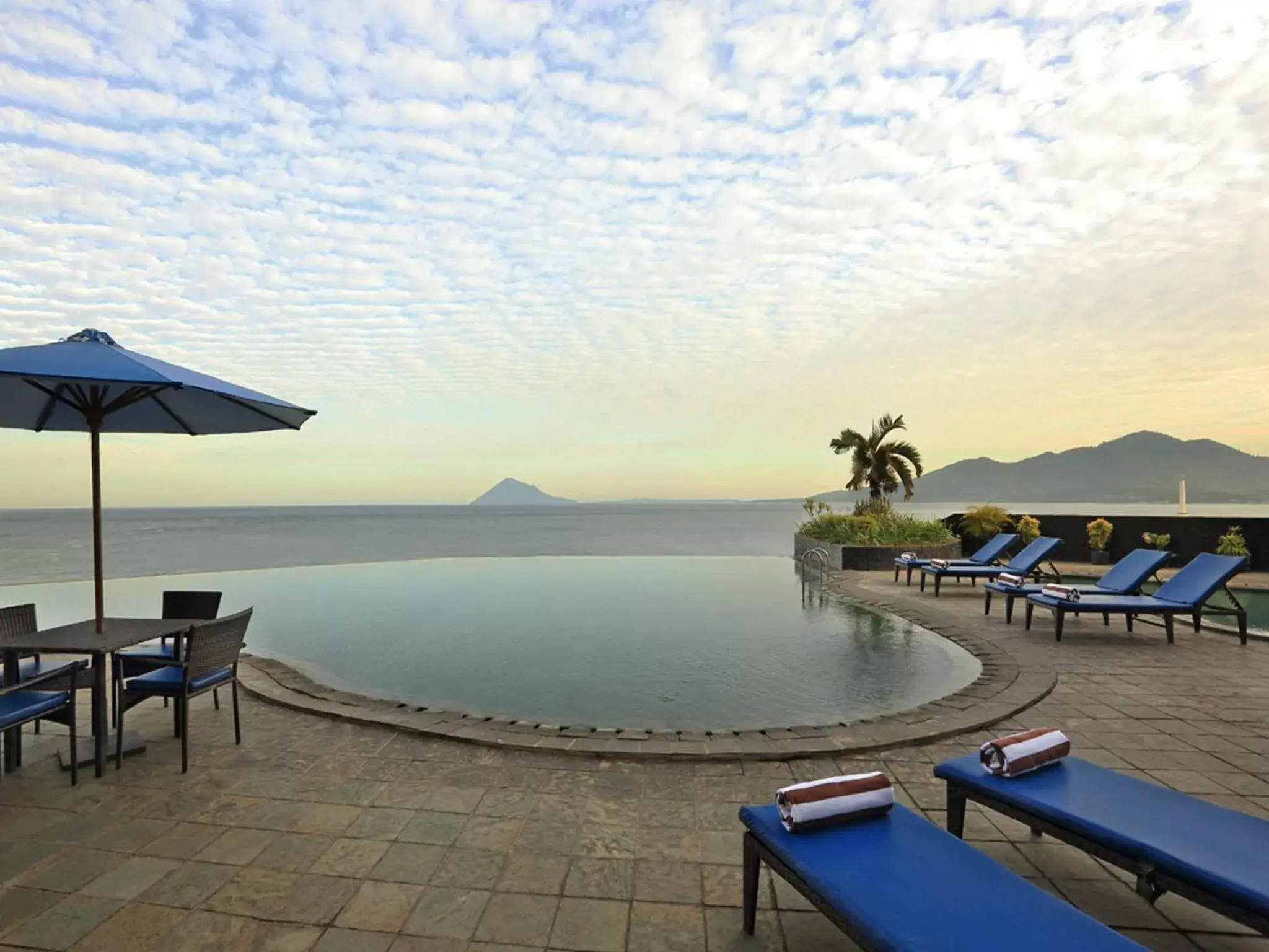 Swimming pool in Aryaduta Manado Swimming pool in Aryaduta Manado