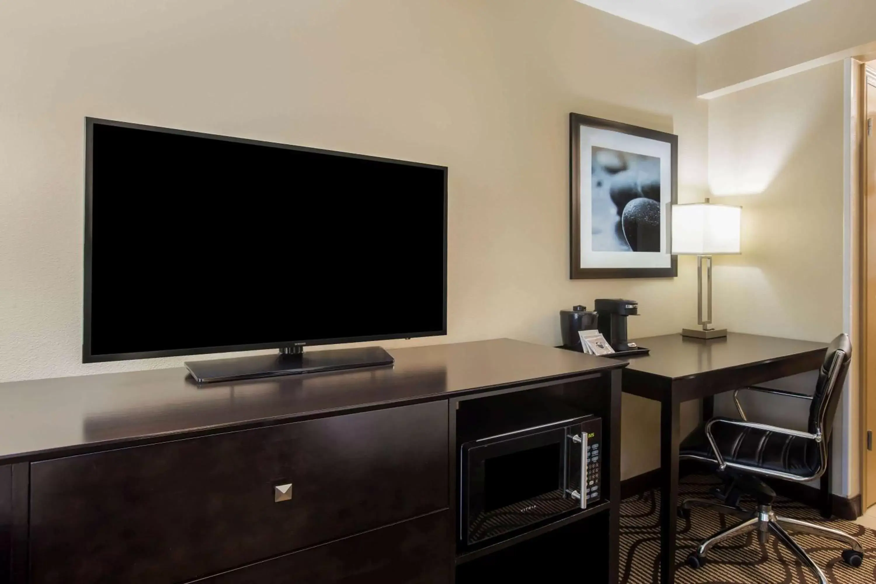 Photo of the whole room, TV/Entertainment Center in La Quinta by Wyndham Carlsbad - Legoland Area