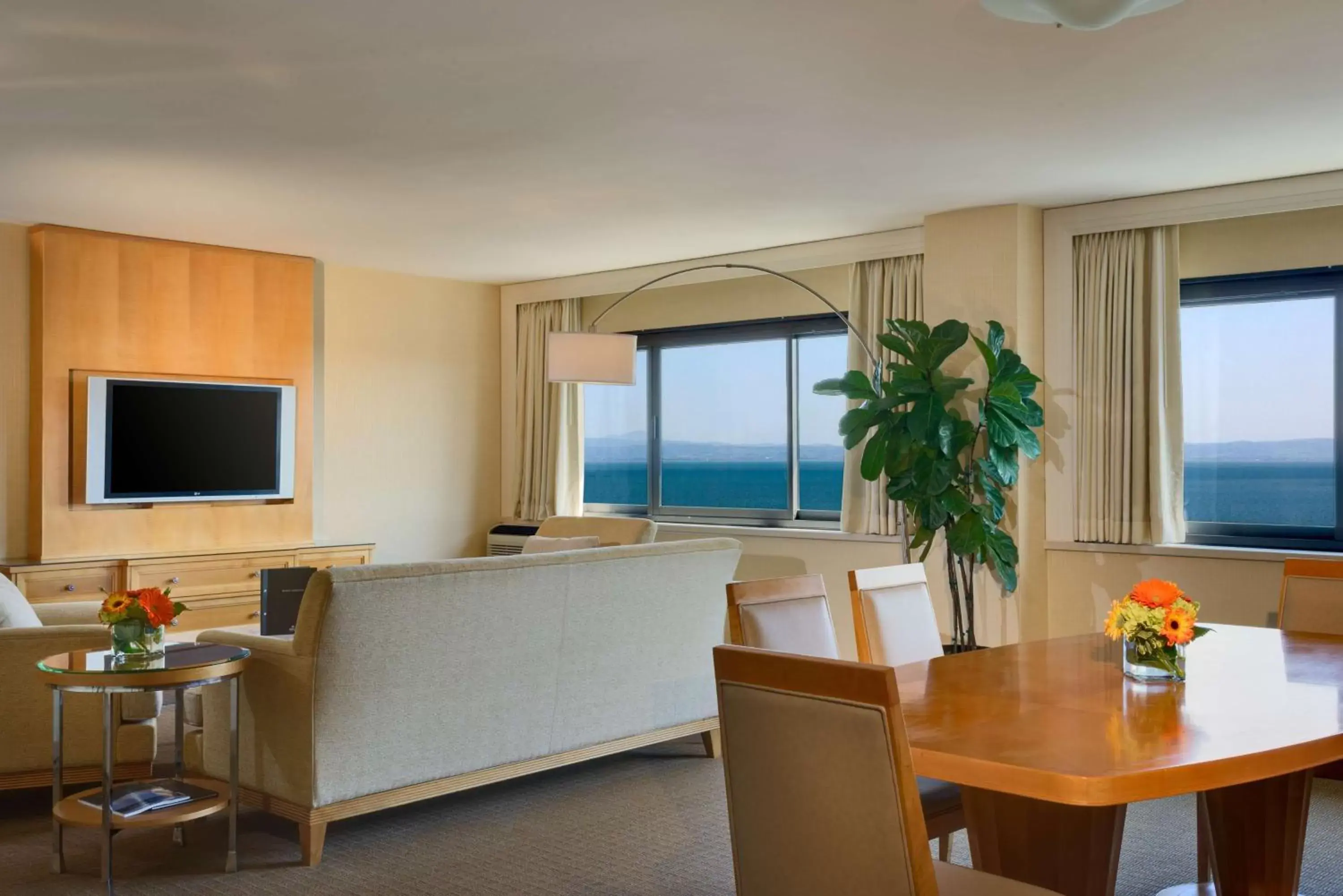 Bedroom in Hilton San Francisco Airport Bayfront - No Resort Fee