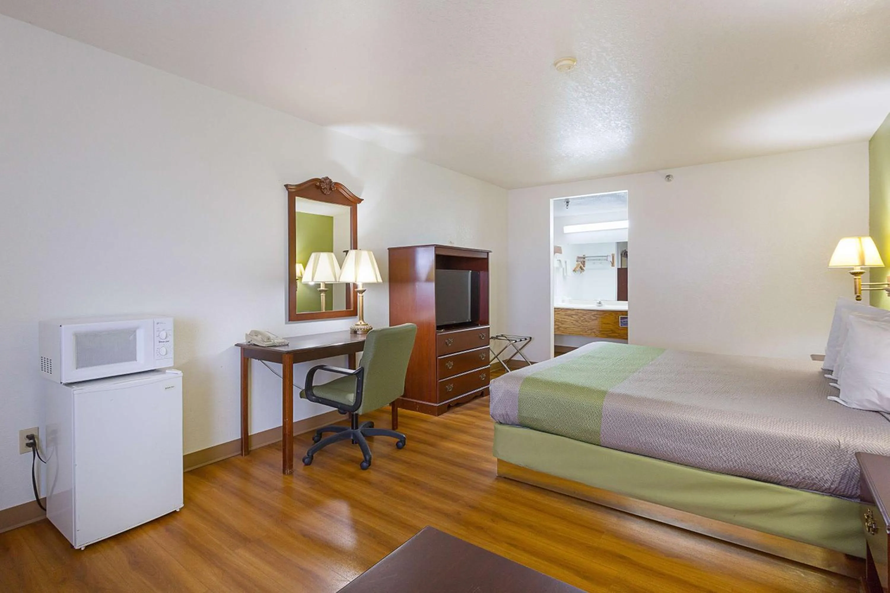 Photo of the whole room, Bed in Rodeway Inn Santa Rosa