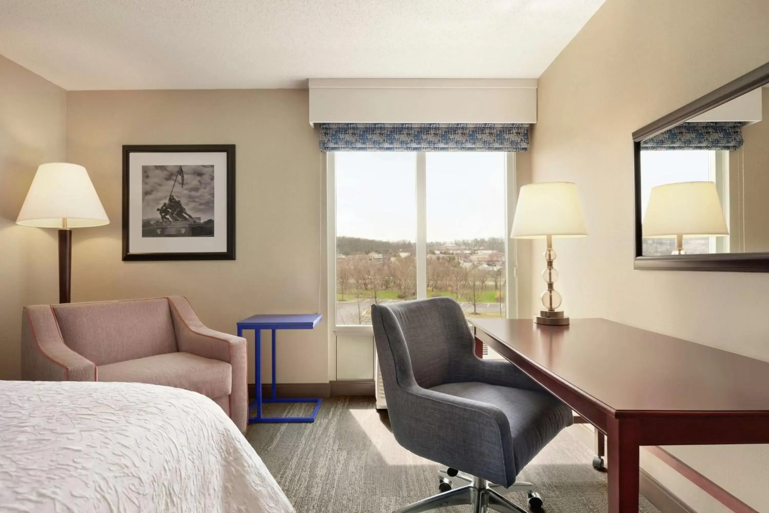 Bedroom, Seating Area in Hampton Inn Dulles/Cascades