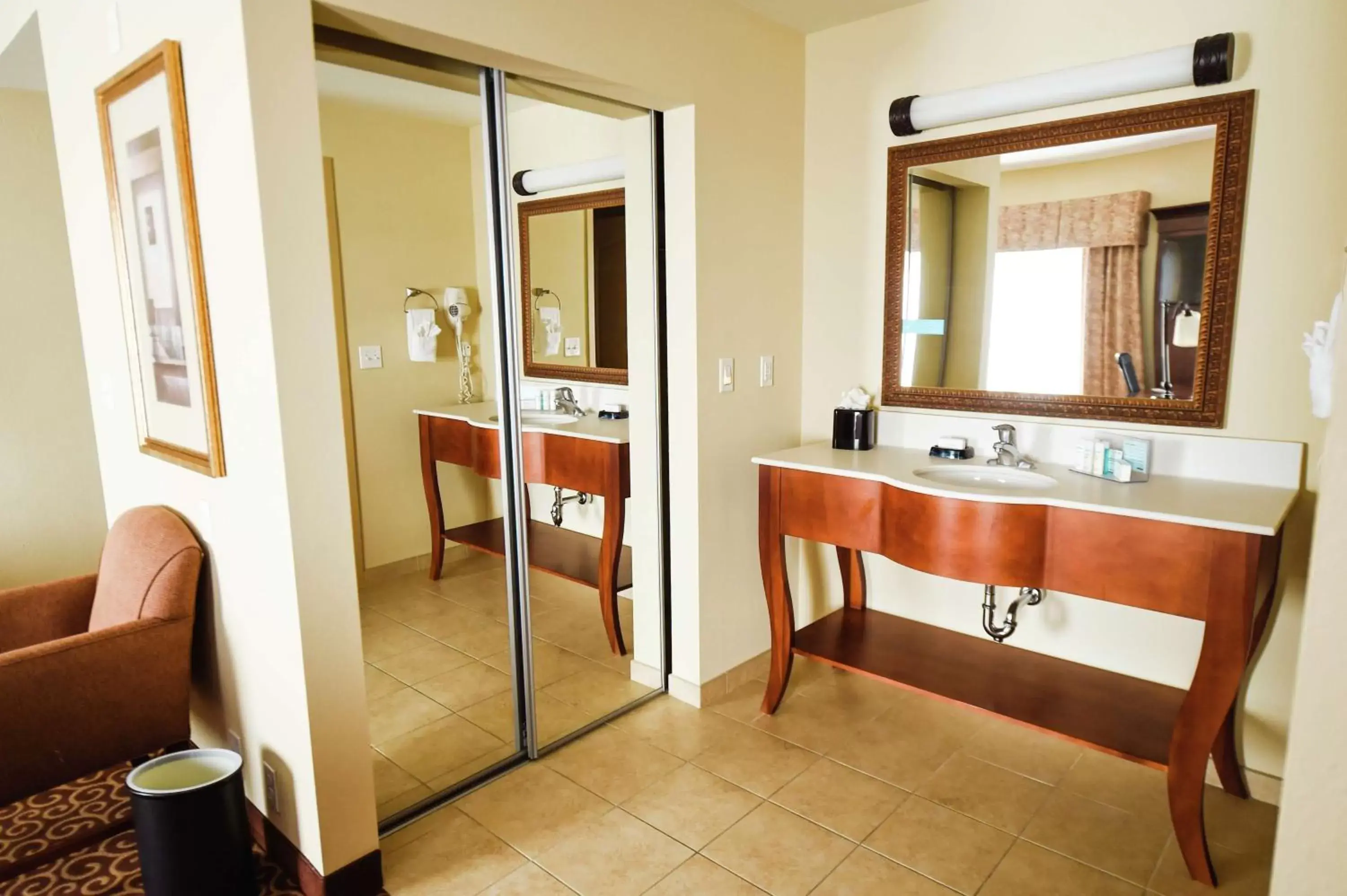 Living room, Bathroom in Hampton Inn & Suites Ocala - Belleview