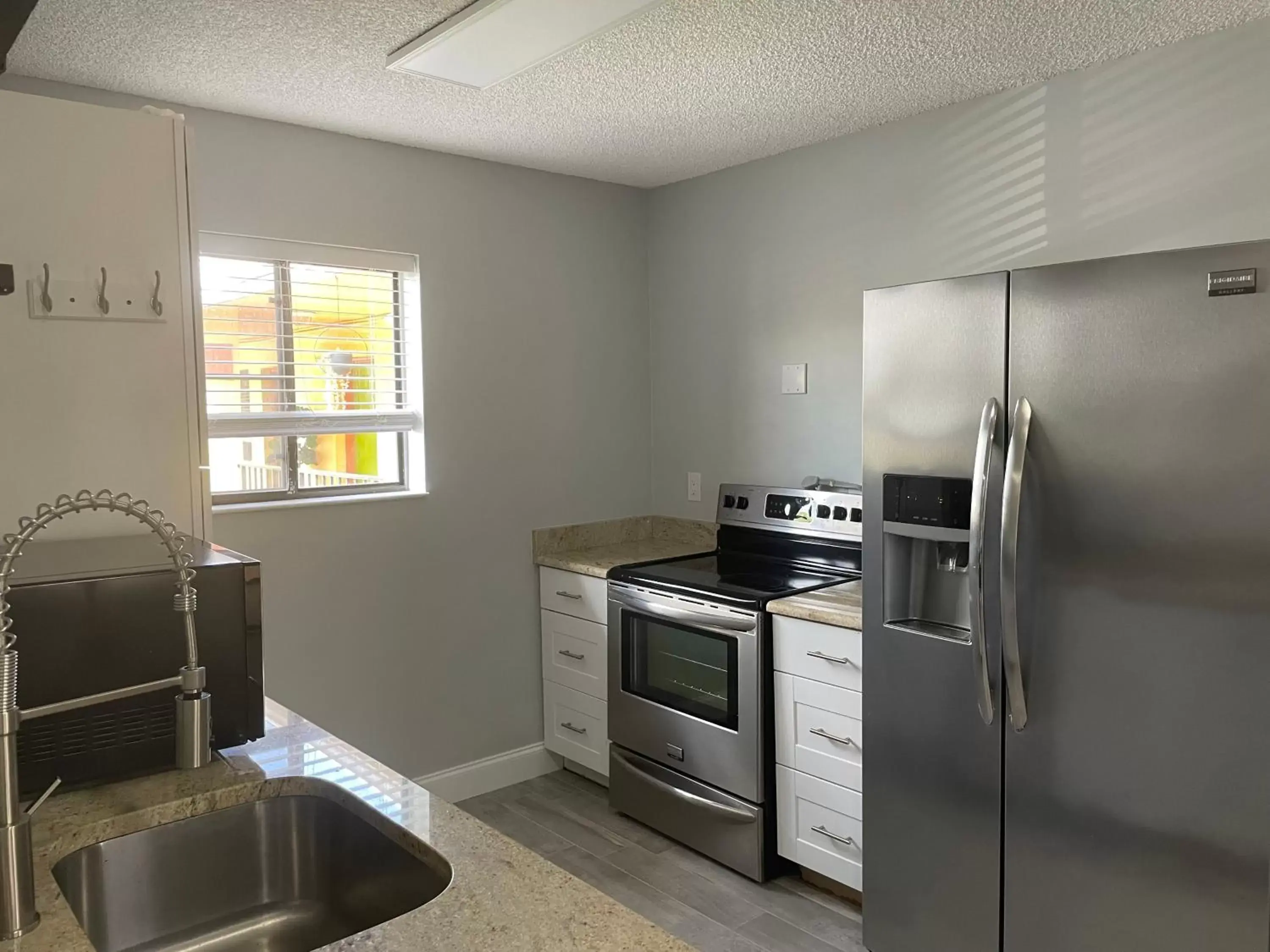 Kitchen or kitchenette, Kitchen/Kitchenette in Sunny Palms Inn