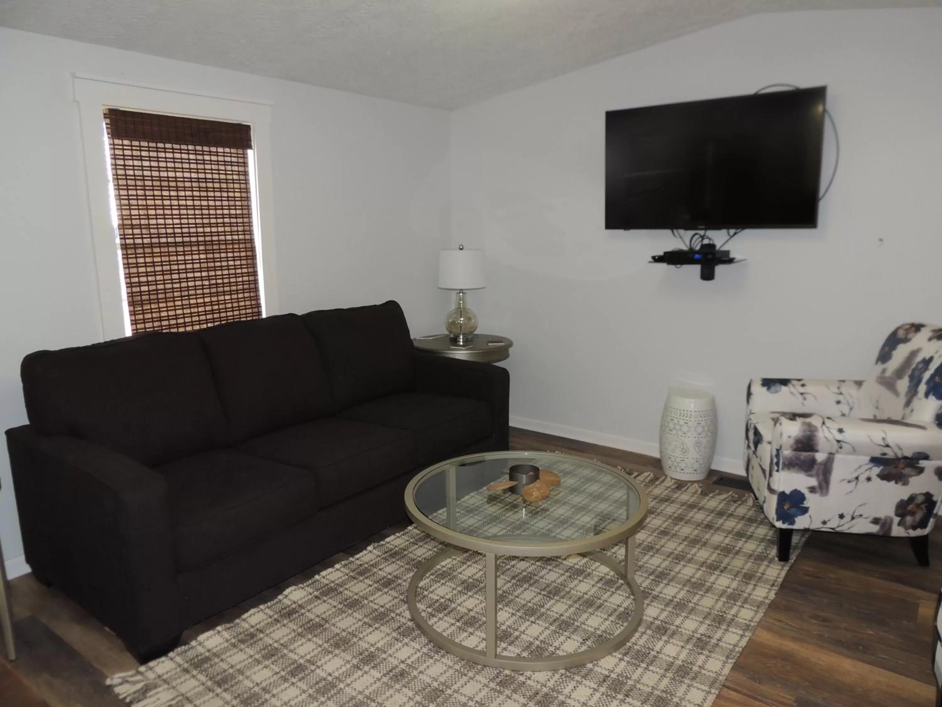 Living room in White Caps Motel and RV Park