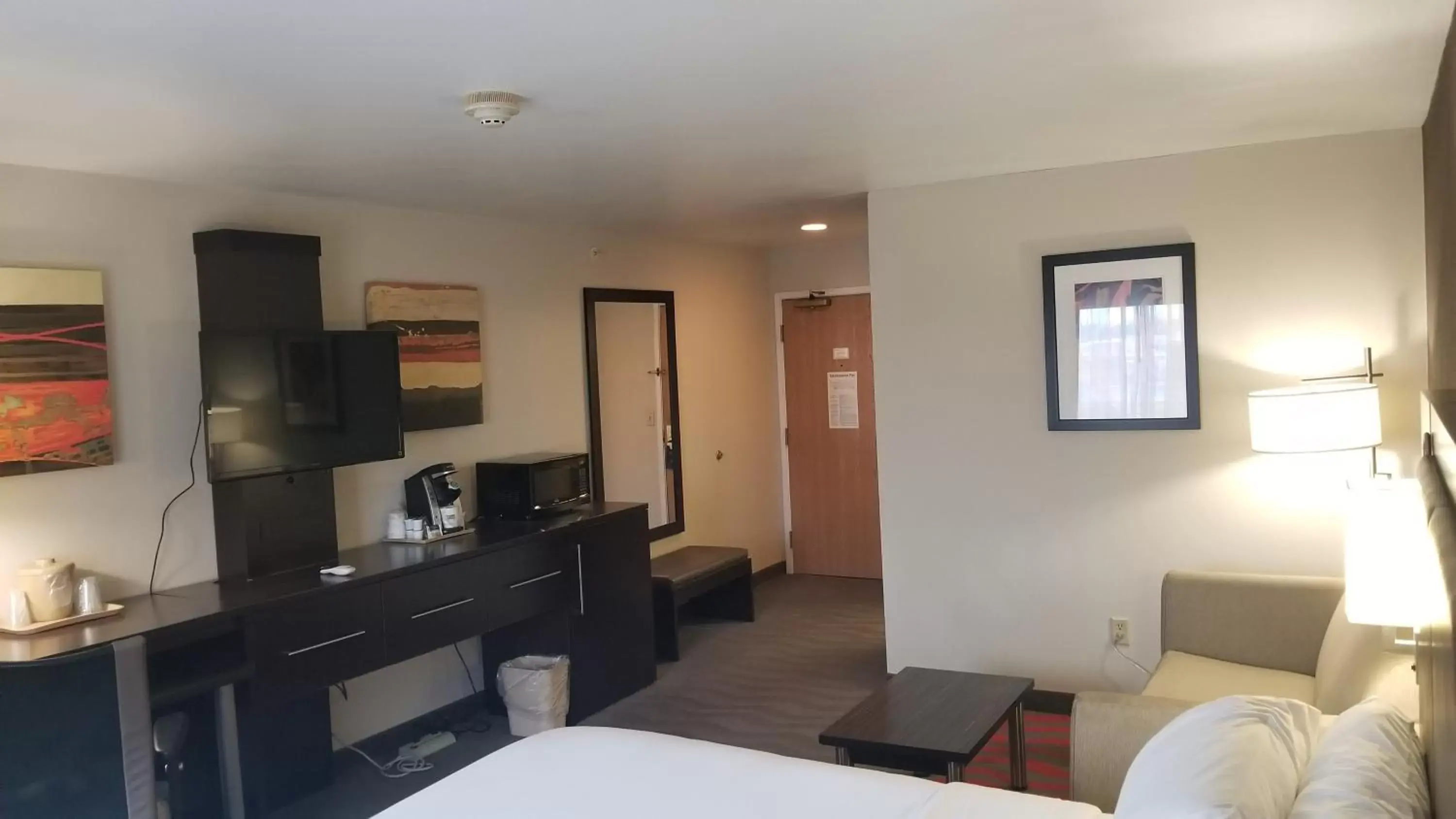 Bedroom, TV/Entertainment Center in Holiday Inn Express Hotel & Suites Columbus Southeast Groveport, an IHG Hotel