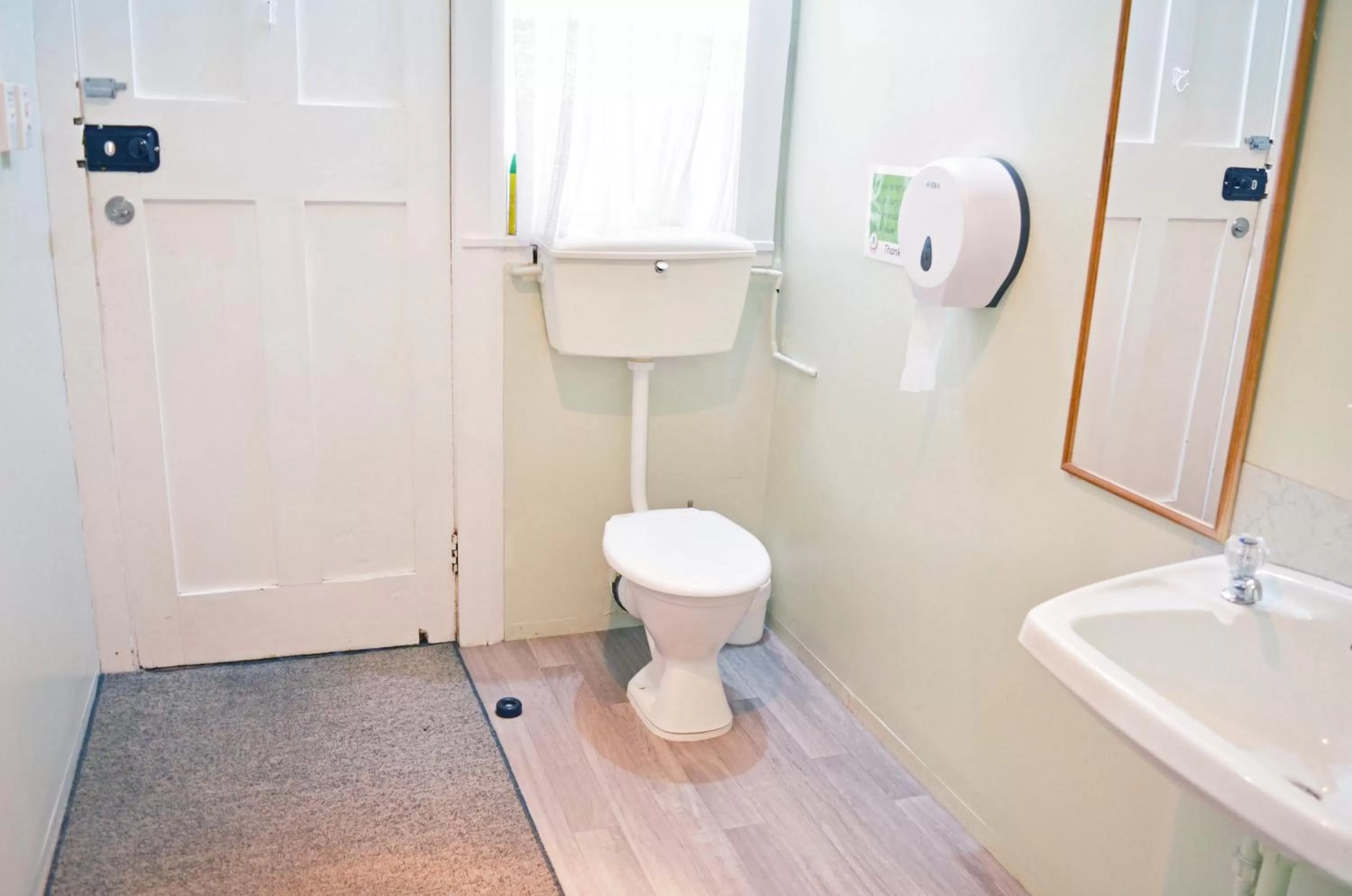 Bathroom in Braemar House B&B and YHA Hostel
