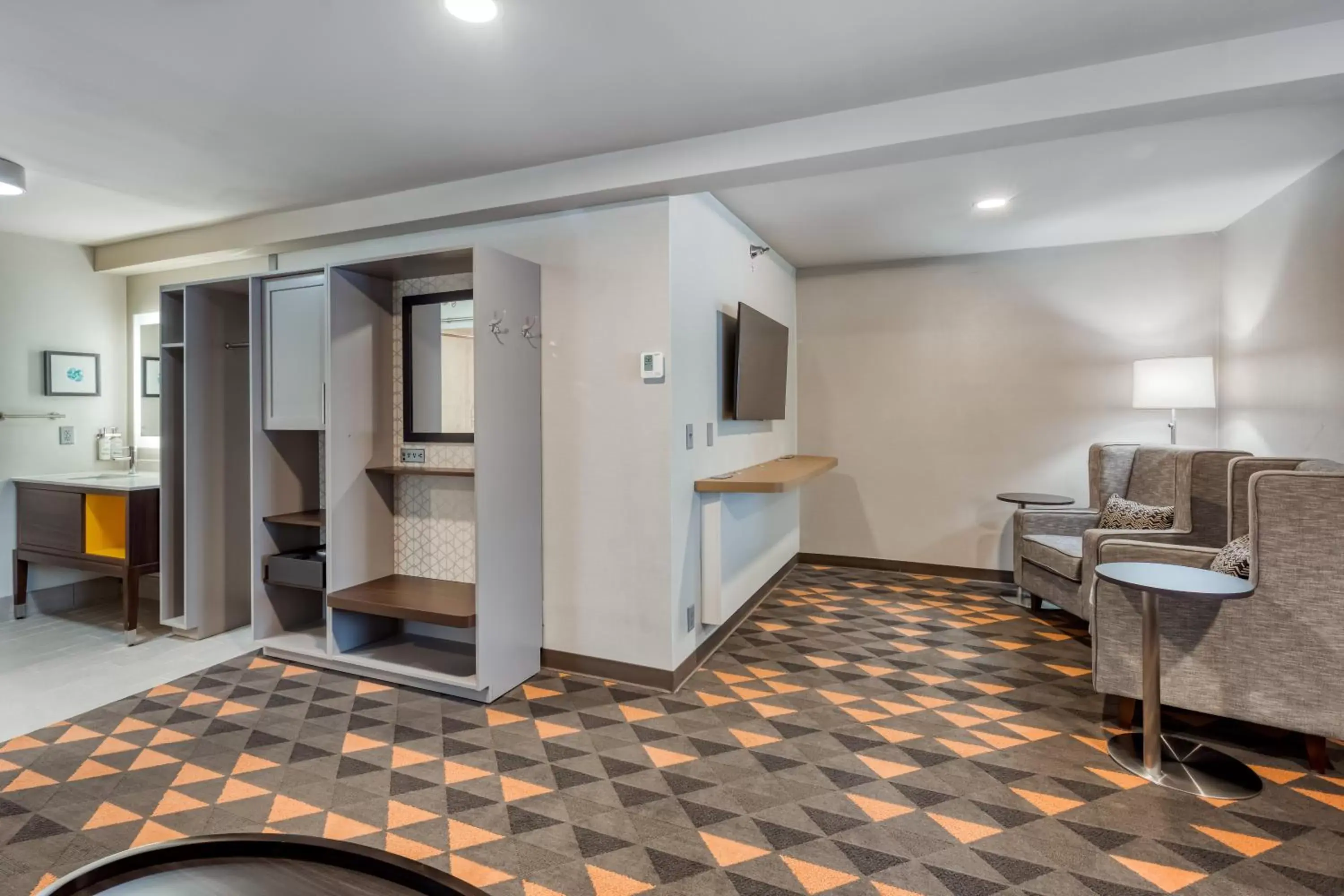 Bed, Seating Area in Holiday Inn - Kansas City - Downtown, an IHG Hotel