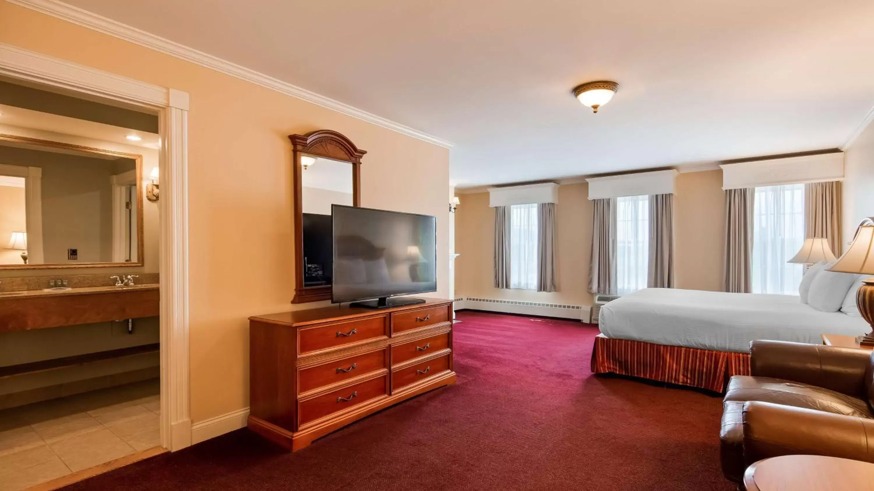 Photo of the whole room, TV/Entertainment Center in Best Western White House Inn