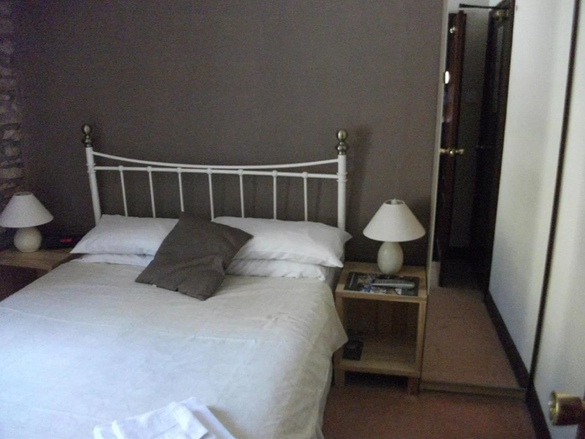 Photo of the whole room, Bed in The Lantern Pike Inn