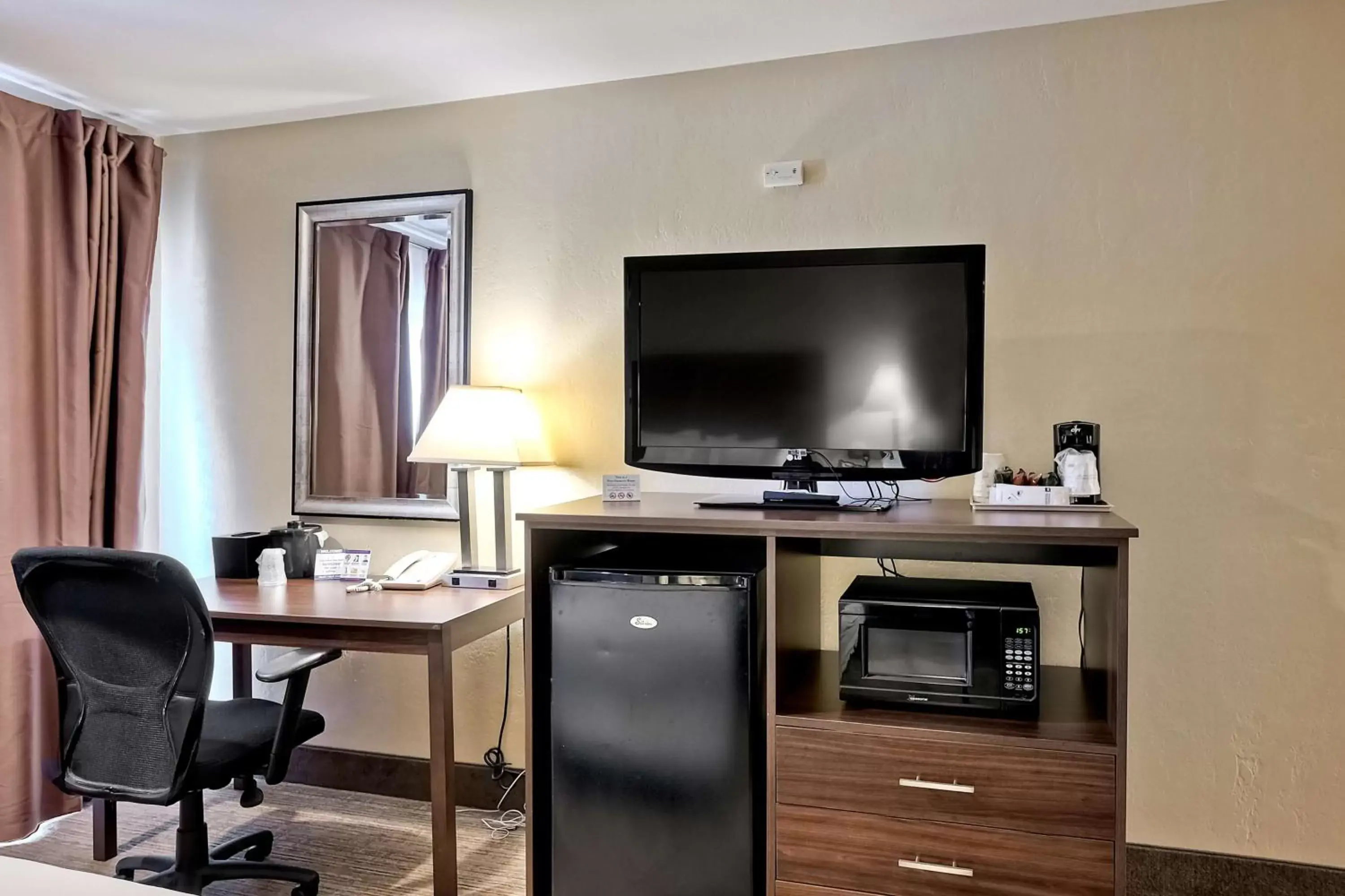 Photo of the whole room, TV/Entertainment Center in Best Western Oceanside Inn