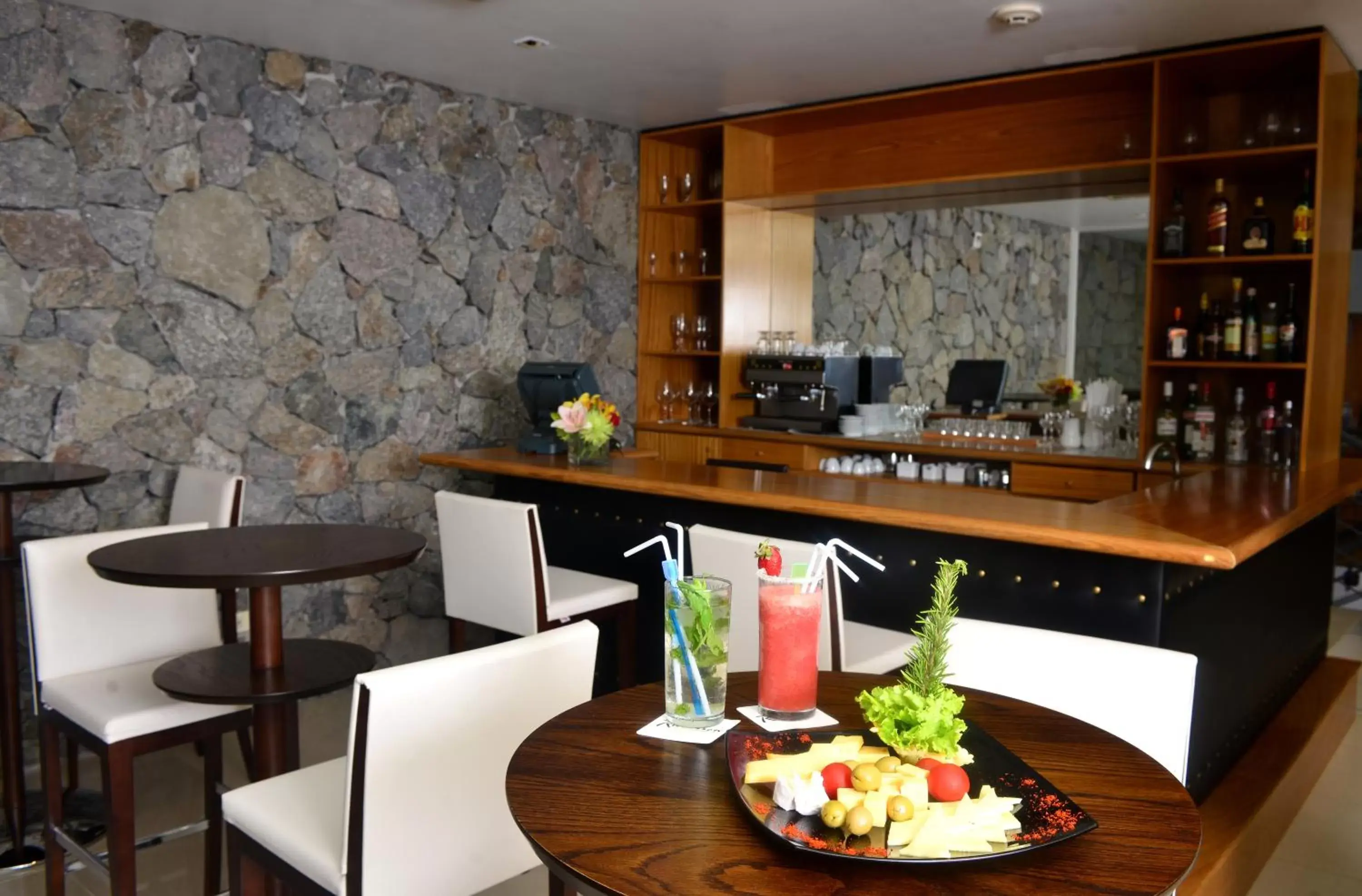 Lounge or bar, Restaurant/Places to Eat in Radisson Colonia Del Sacramento Hotel