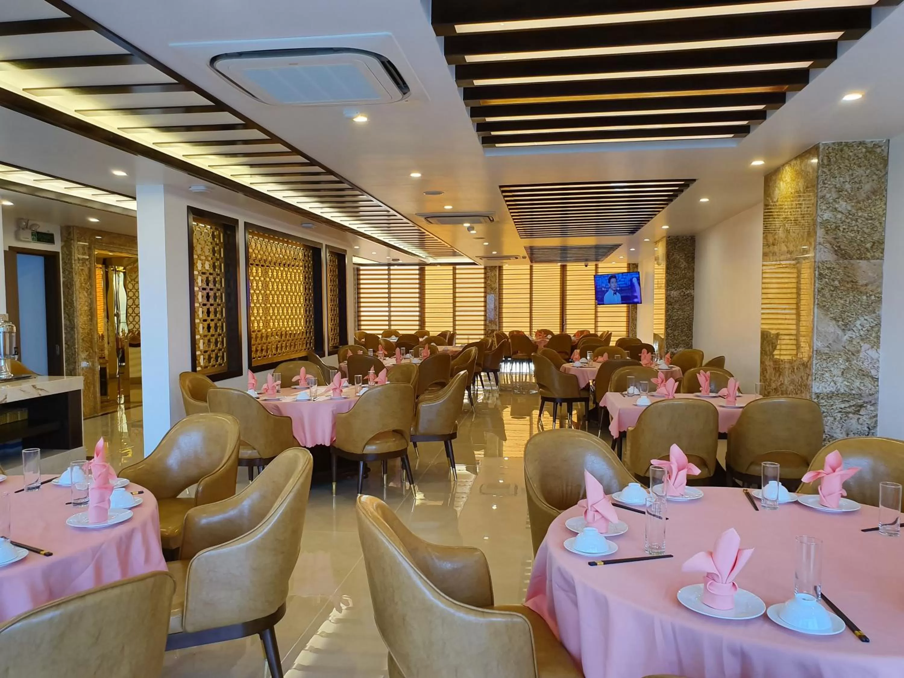 Restaurant/places to eat in Golden Palm HaLong Hotel
