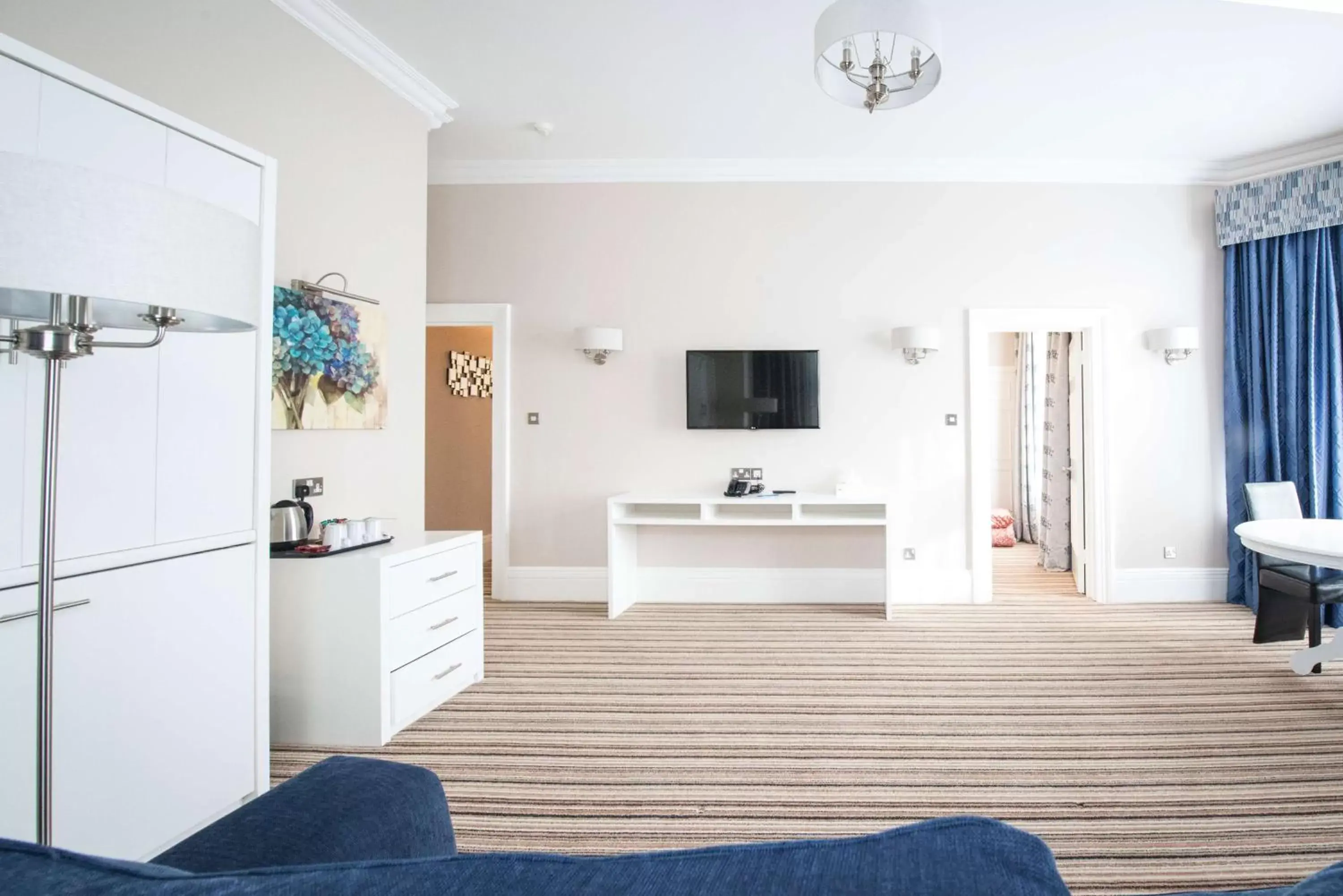 Photo of the whole room, Kitchen/Kitchenette in Best Western Plus Burlington Hotel