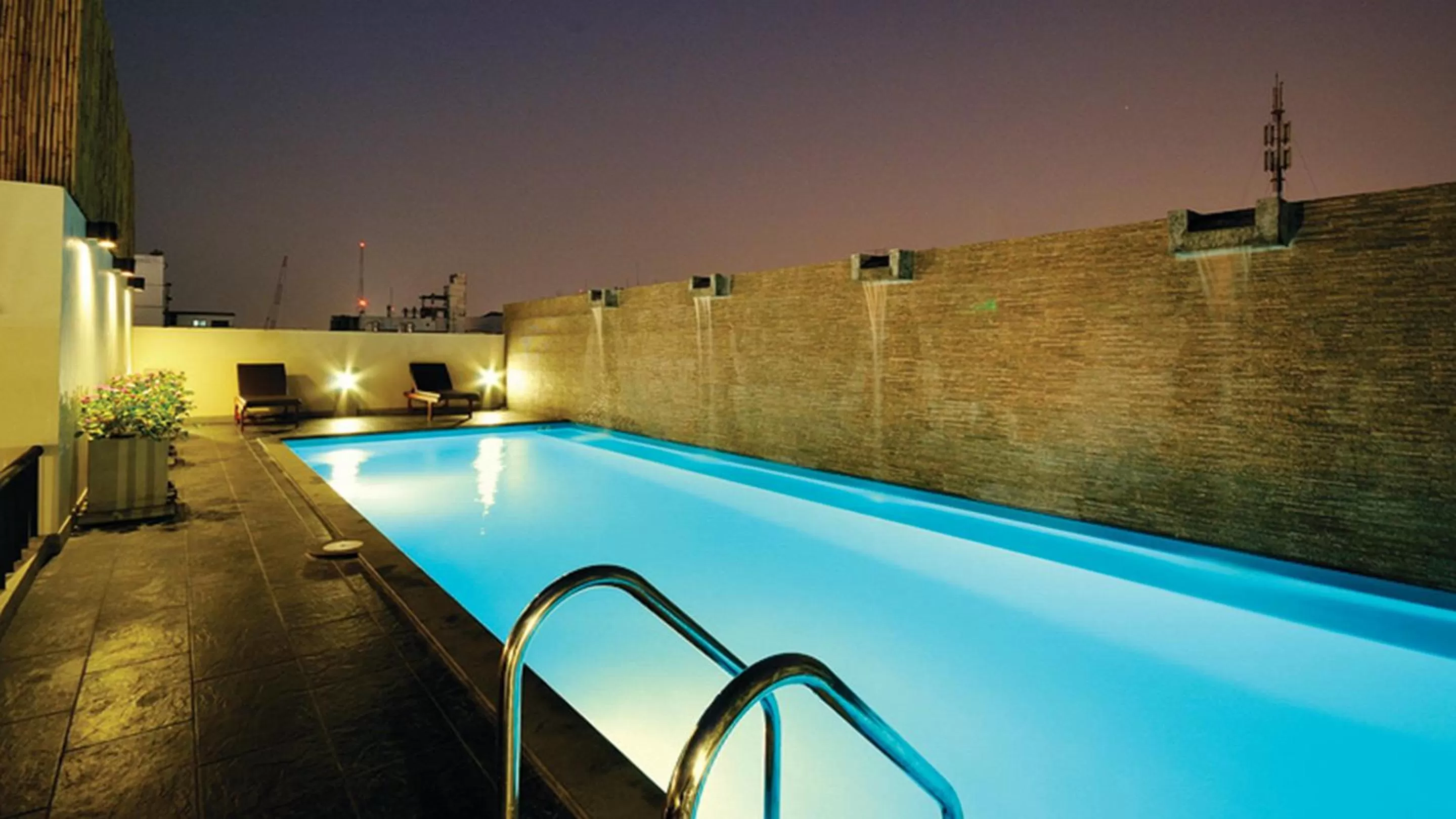 Swimming pool in Sleep Withinn