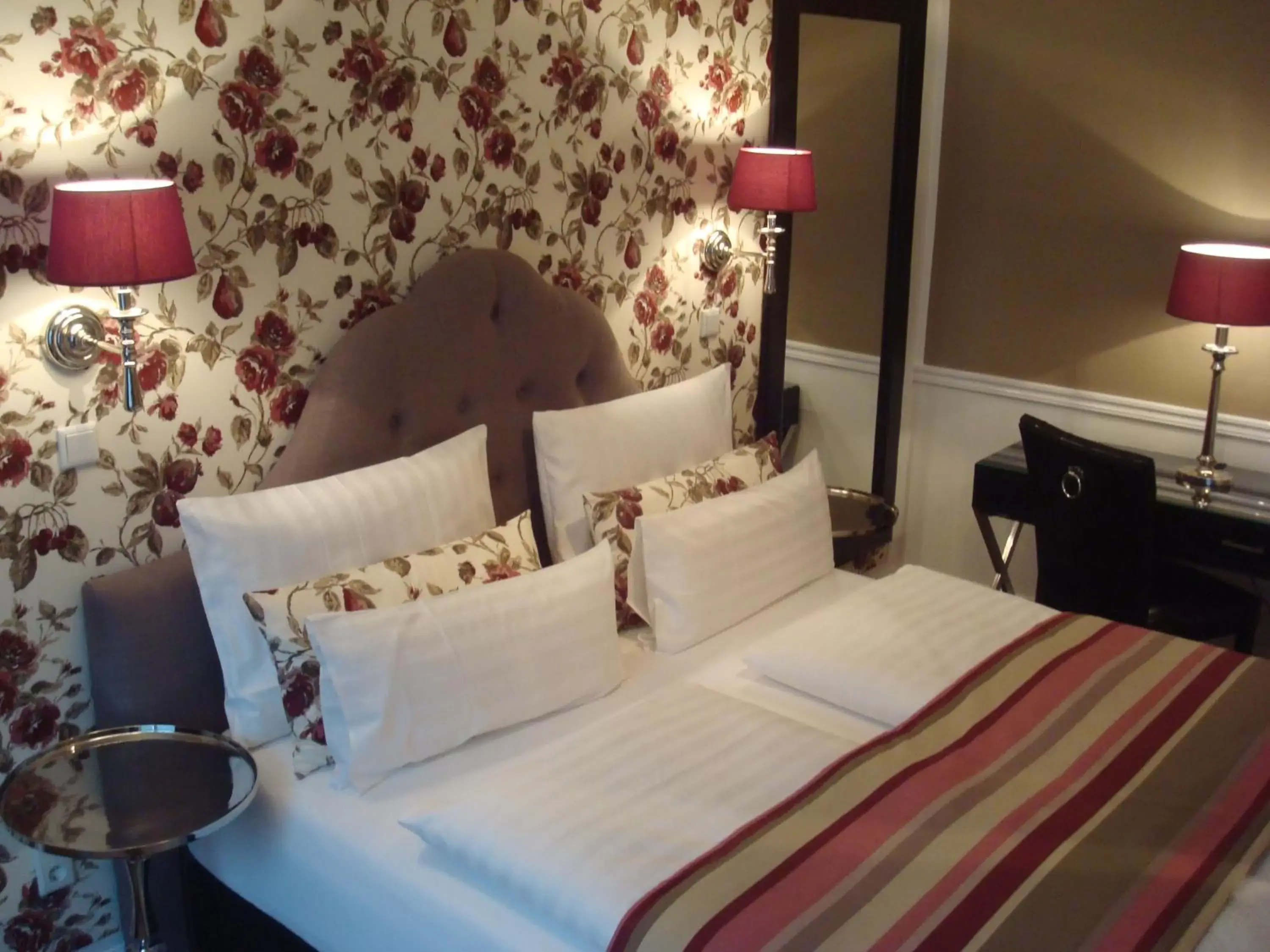 Photo of the whole room, Bed in Hotel Sir & Lady Astor
