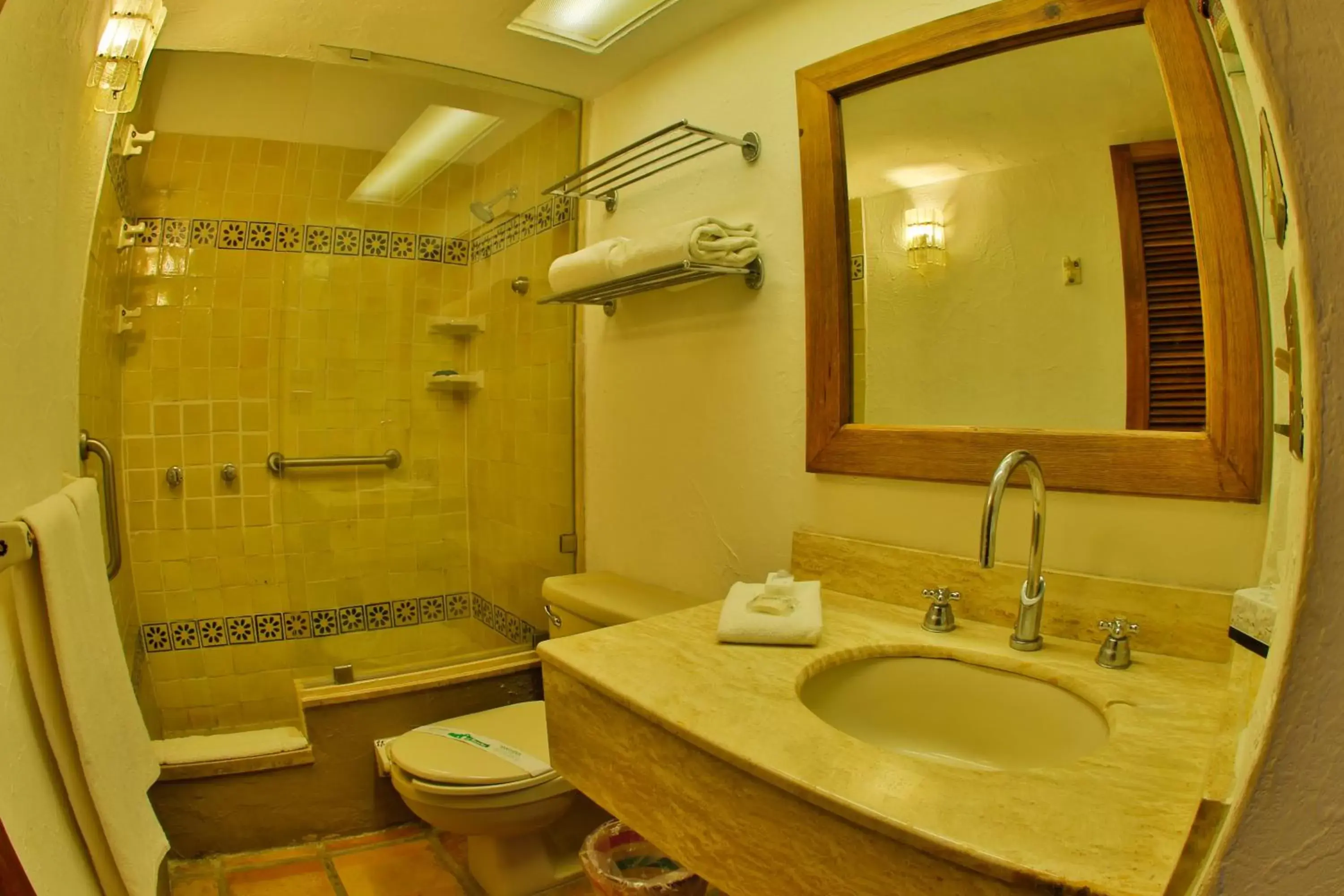 Bathroom in Villas El Rancho Green Resort