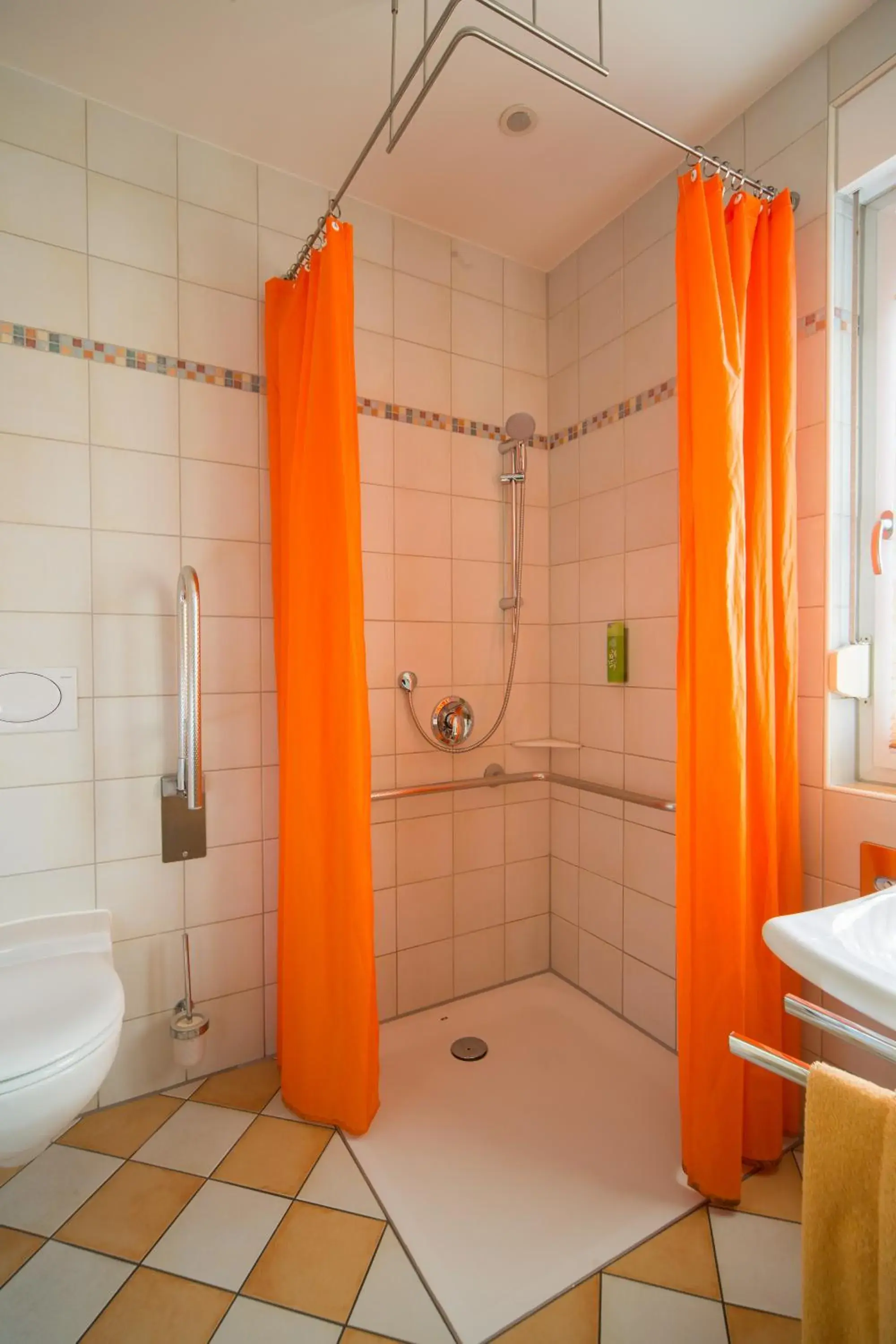 Shower, Bathroom in Ambient Hotel am Europakanal