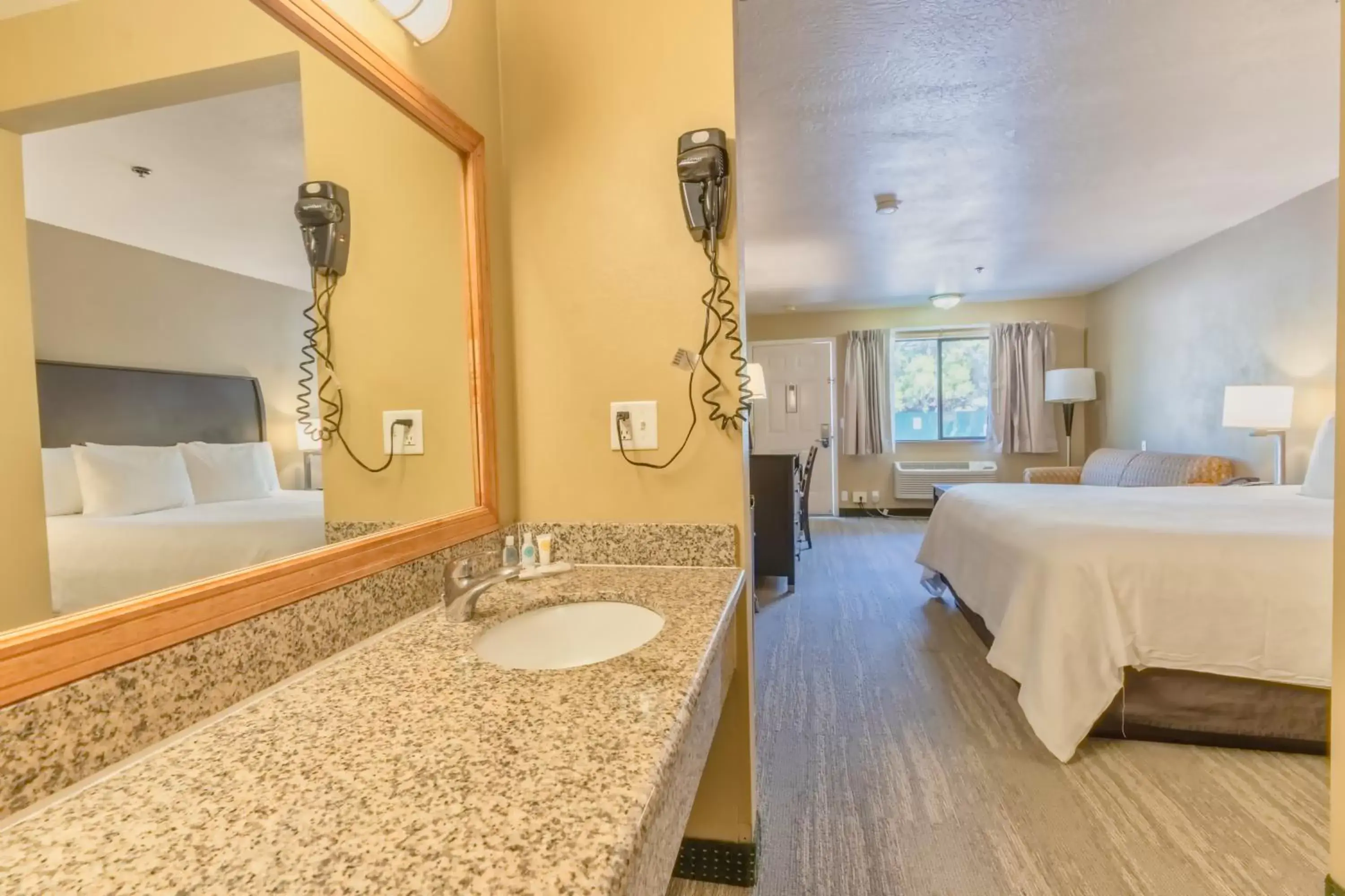Bed, Bathroom in The Oakhurst Inn at Yosemite