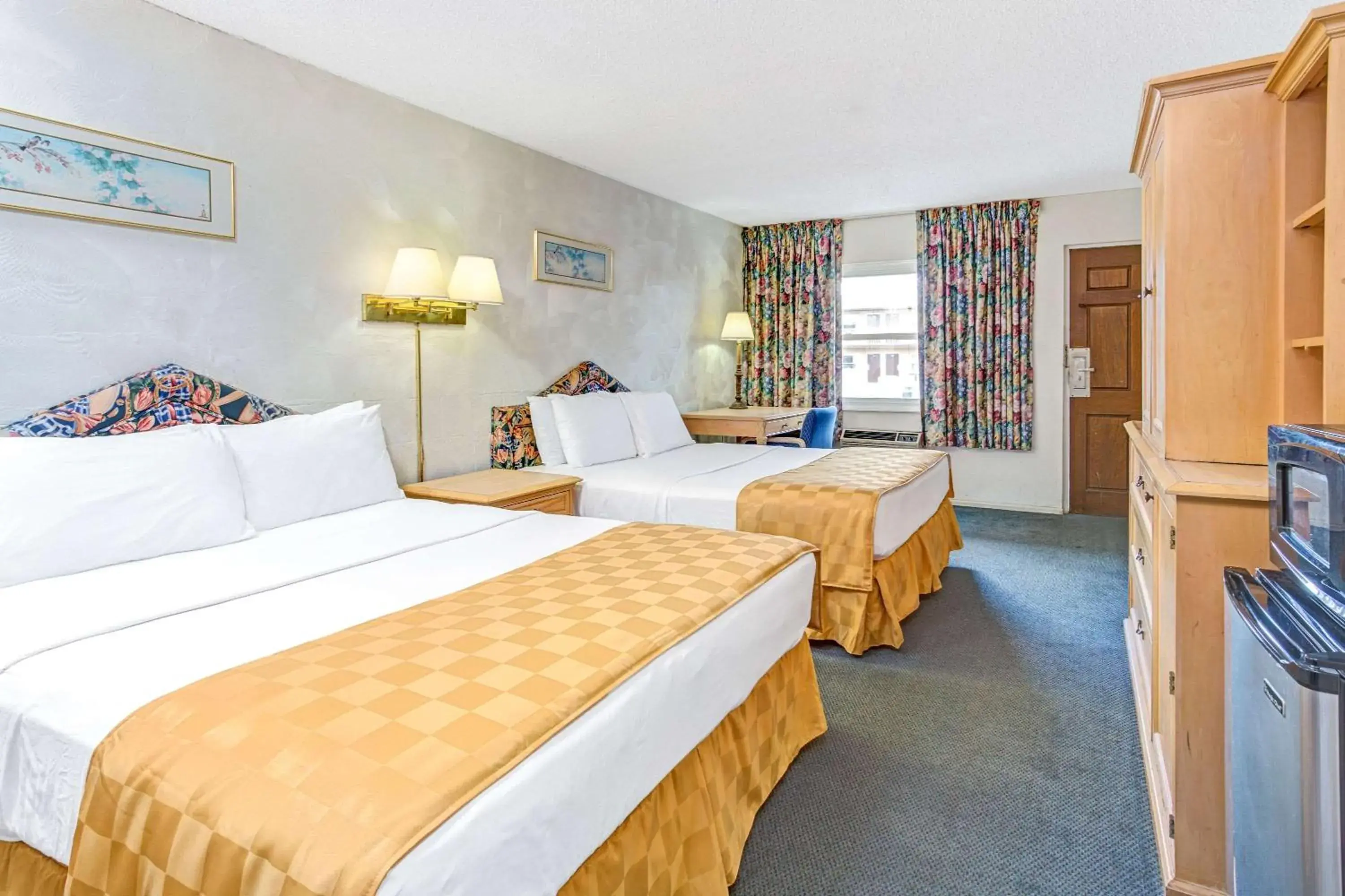 Photo of the whole room, Bed in Knights Inn Kissimmee Photo of the whole room, Bed in Knights Inn Kissimmee