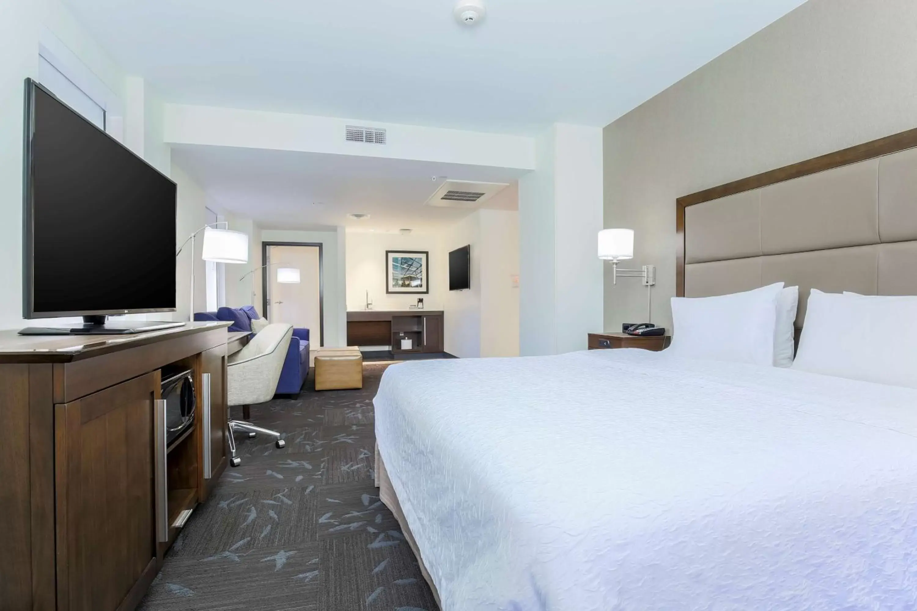 Bedroom, Bed in Hampton Inn & Suites Dallas Downtown