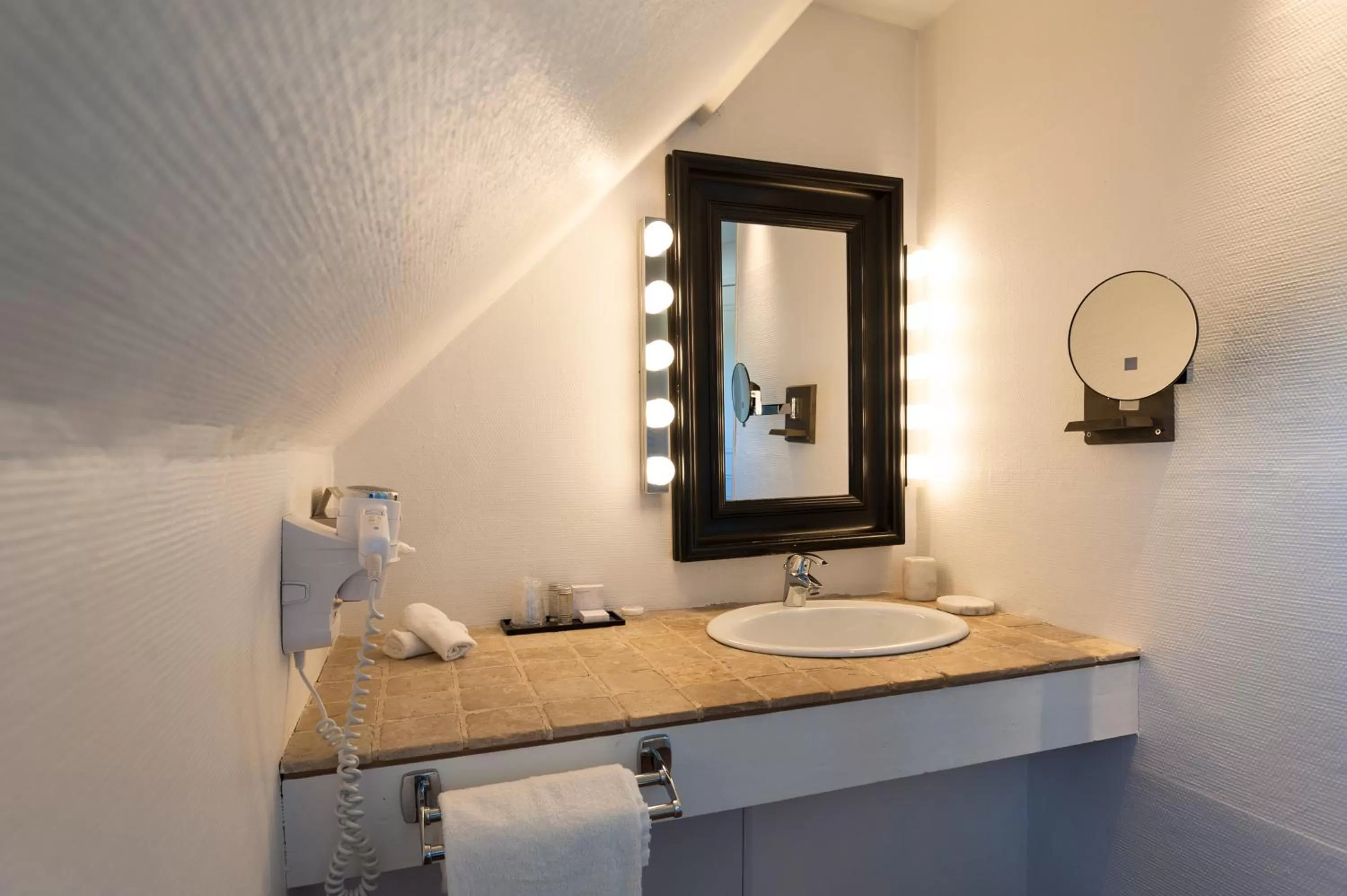 Bathroom in Ermitage De Corton - Teritoria