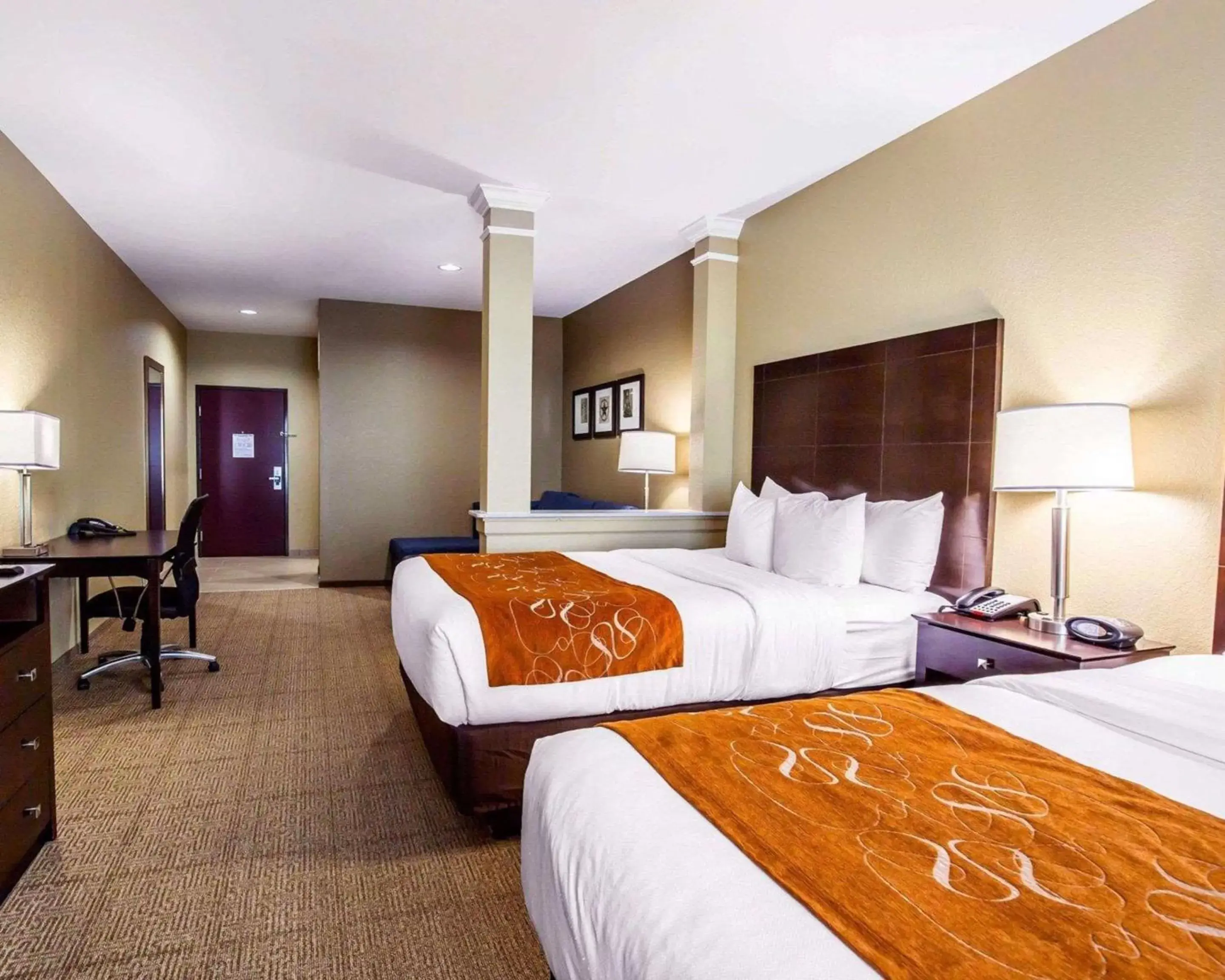 Photo of the whole room, Bed in Comfort Suites Houston Northwest Cy-Fair