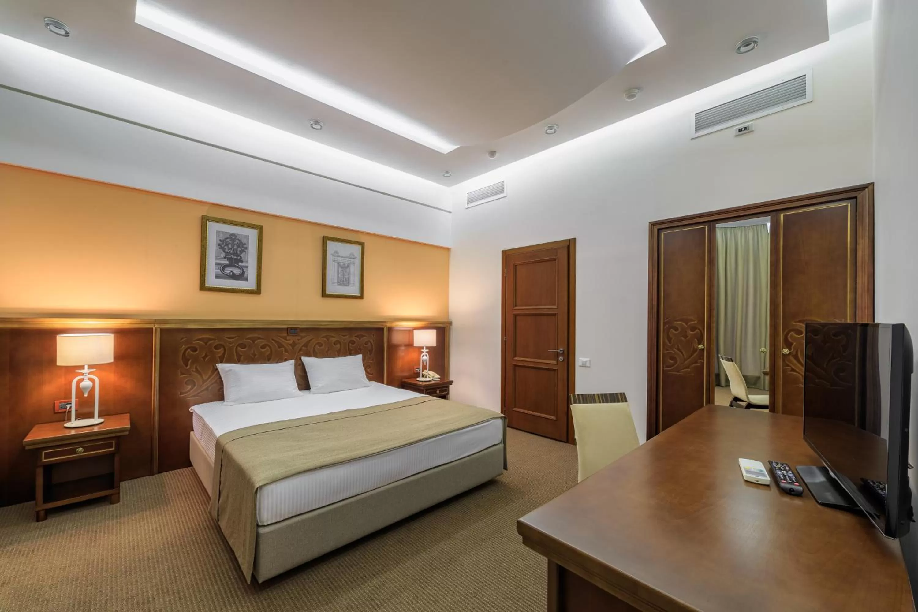 Decorative detail, Bed in Alarus Luxe Hotel