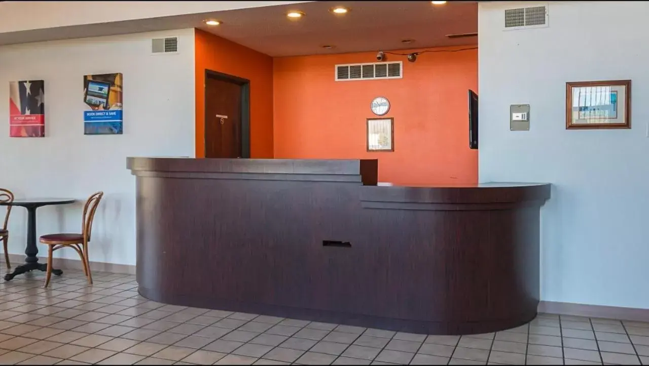 Lobby/Reception in Motel 6-Hannibal, MO