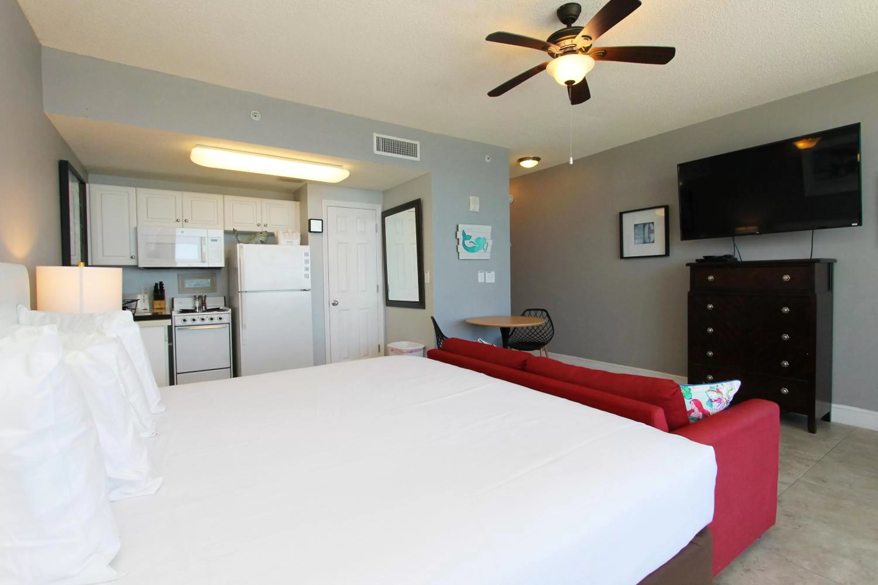 Kitchen or kitchenette in Majestic Beach Resort, Panama City Beach, Fl