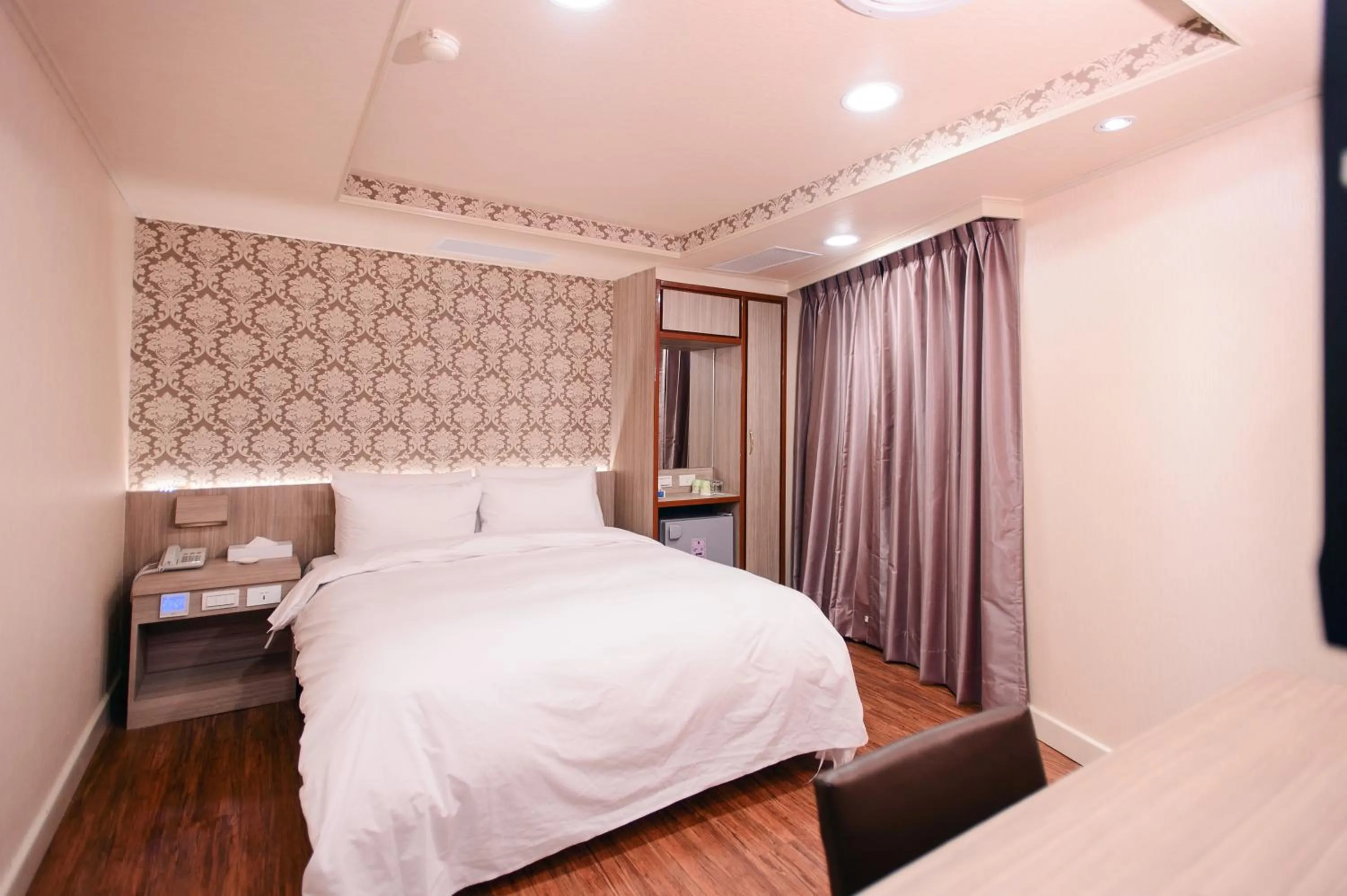 Bedroom, Bed in Duke Business Hotel