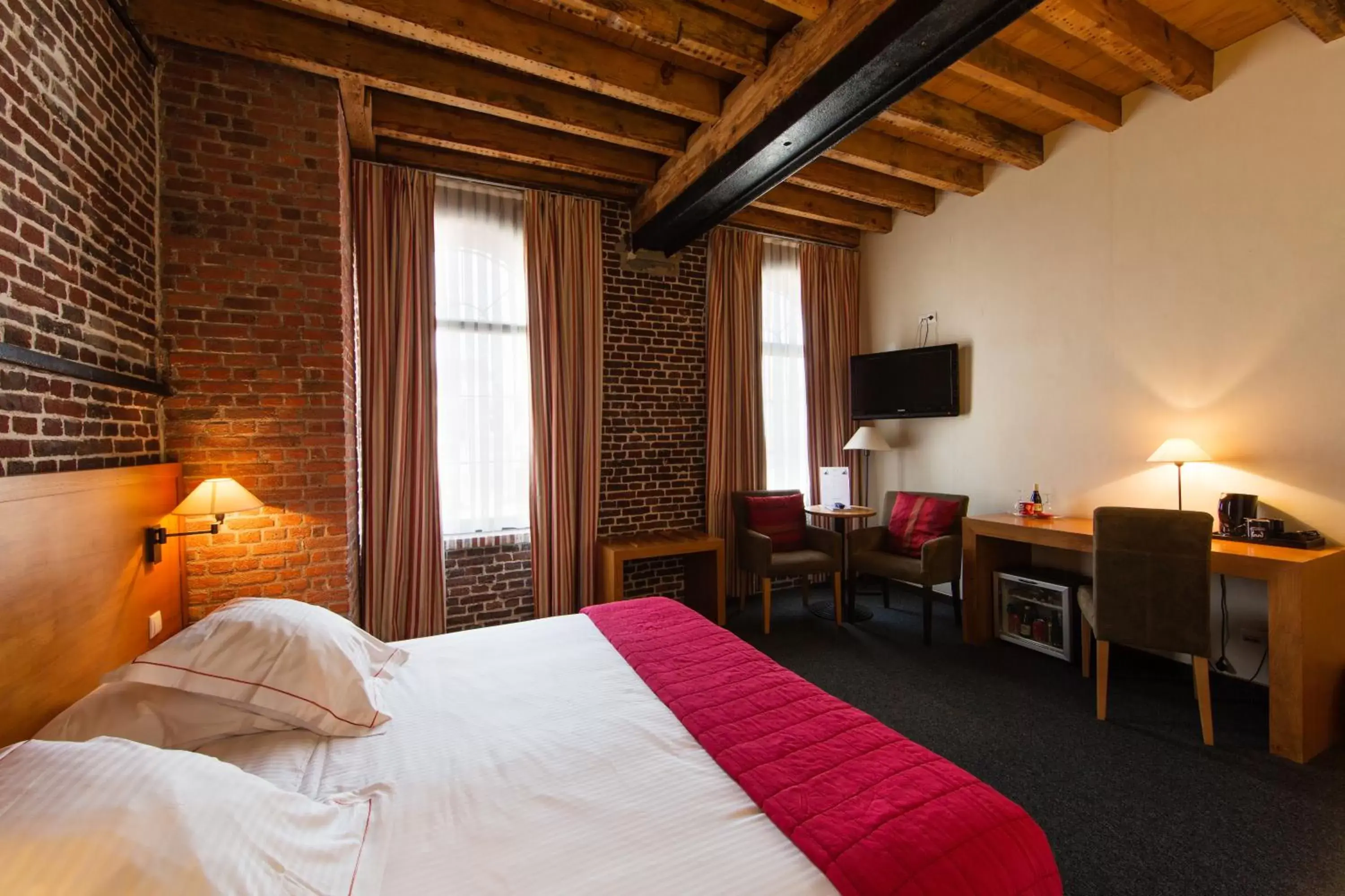 Photo of the whole room, Bed in Ghent River Hotel