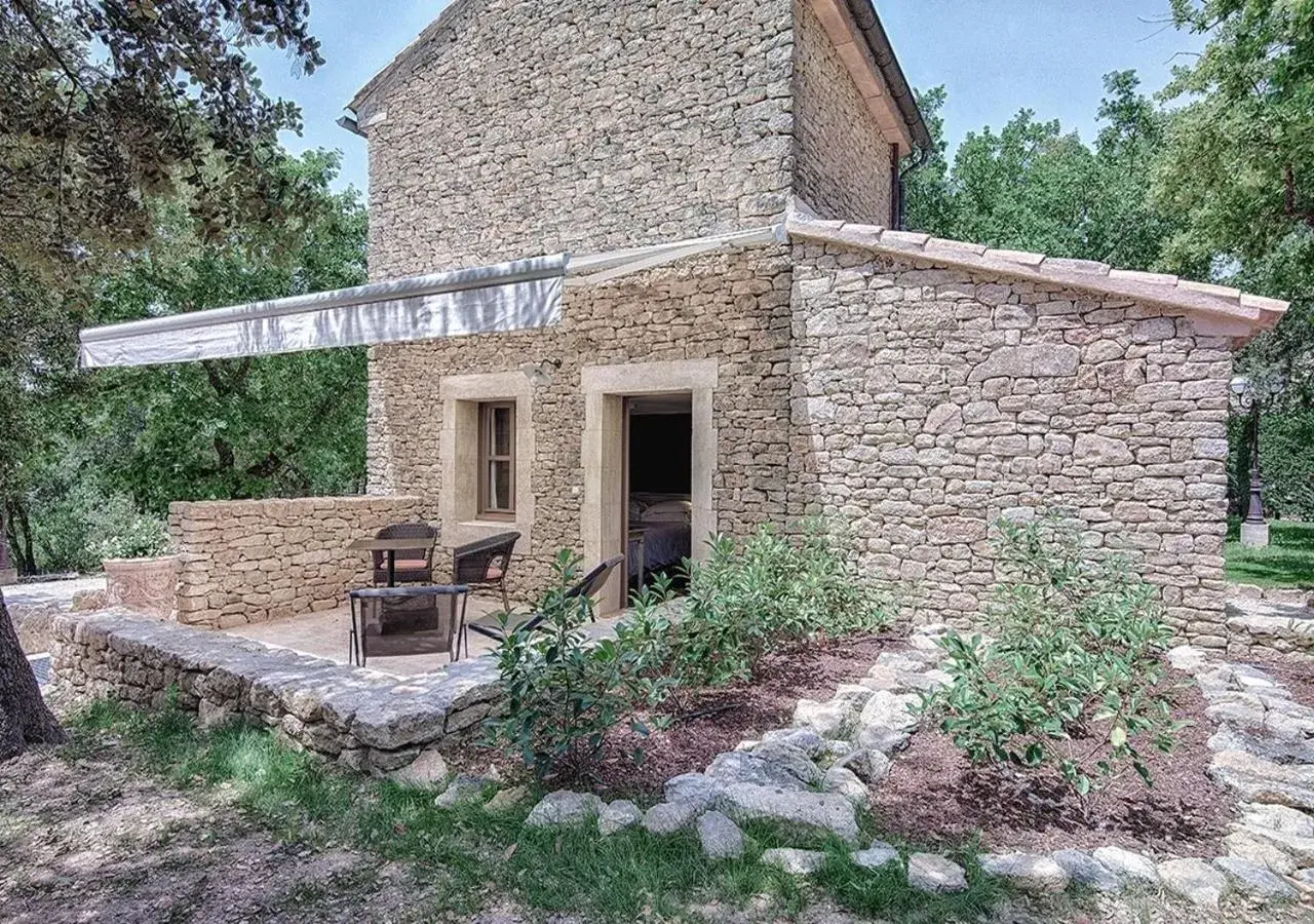 Patio, Property Building in Le Jas de Gordes