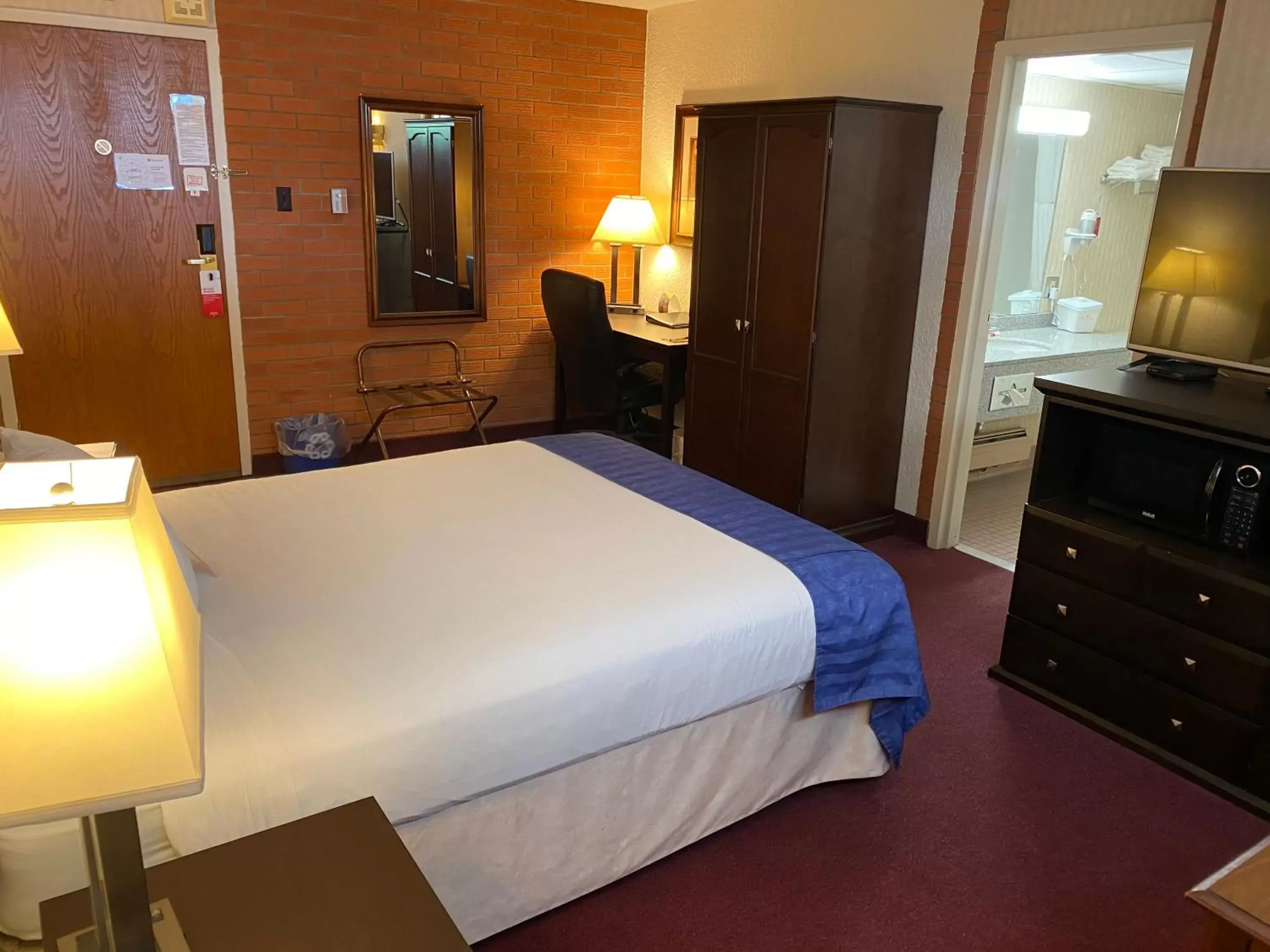 Bed in Ramada by Wyndham Lethbridge Bed in Ramada by Wyndham Lethbridge