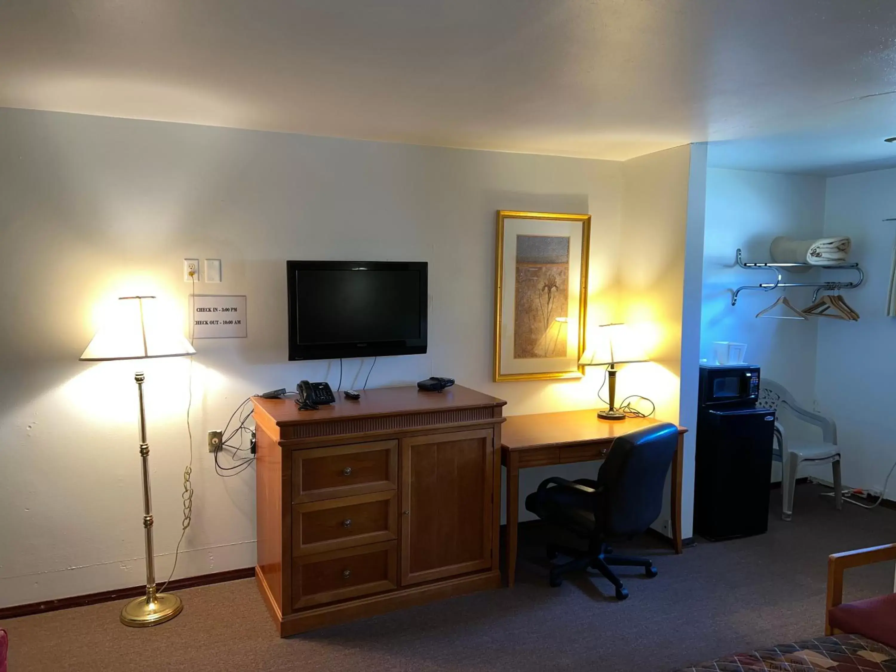 TV and multimedia, TV/Entertainment Center in Spinning Wheel Motel