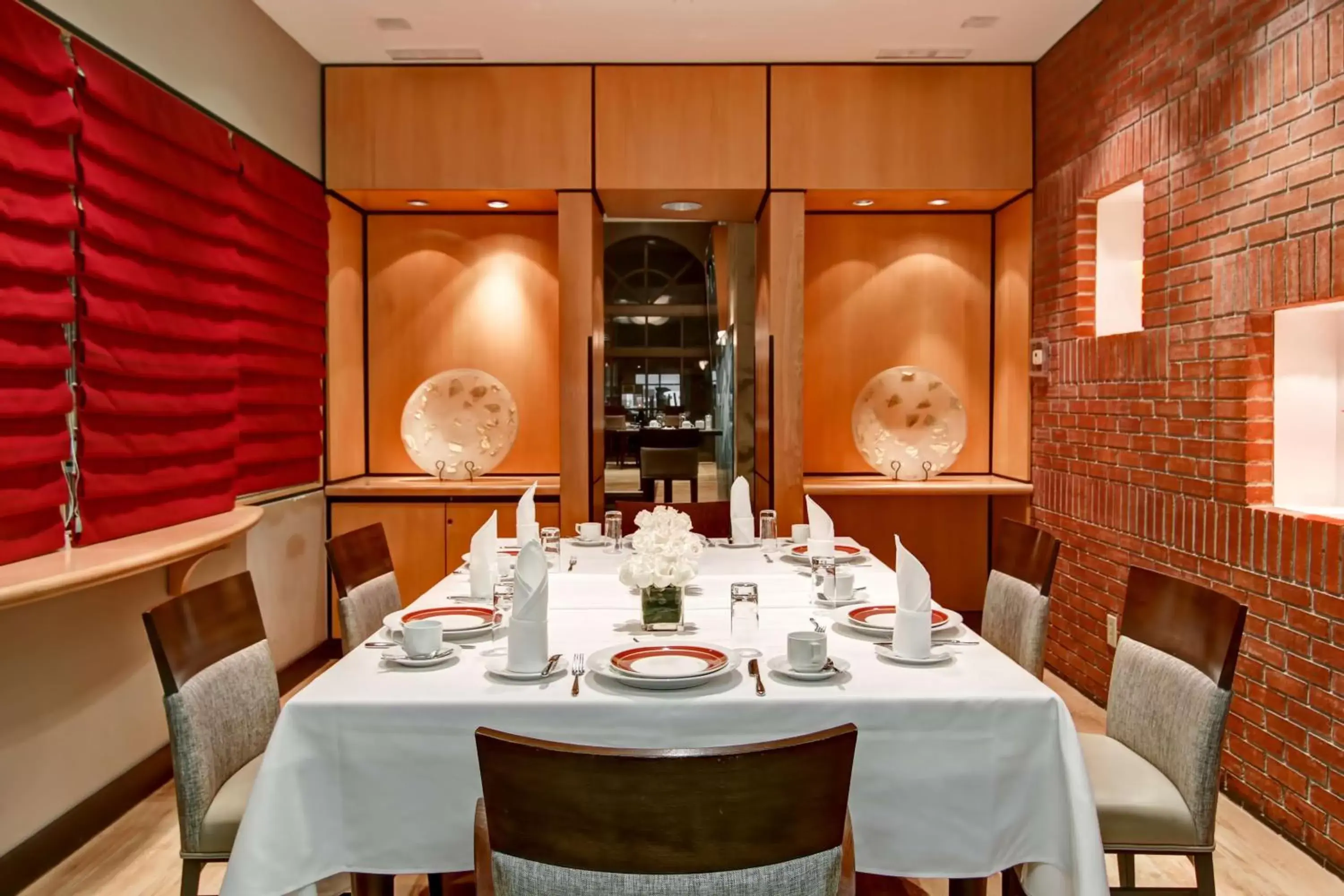 Dining area, Restaurant/Places to Eat in DoubleTree by Hilton Toronto Downtown