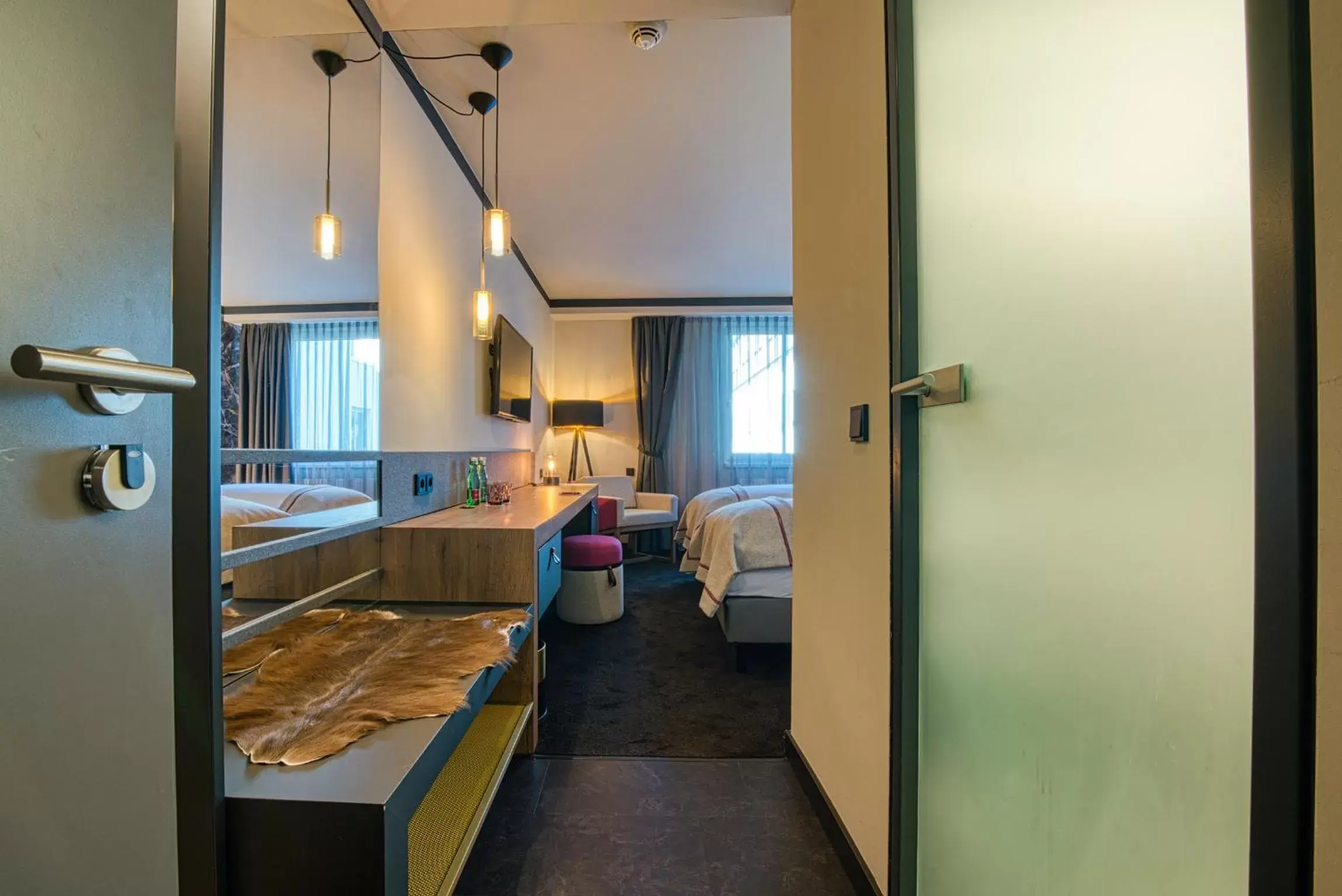 Photo of the whole room, Kitchen/Kitchenette in FourSide Hotel Salzburg