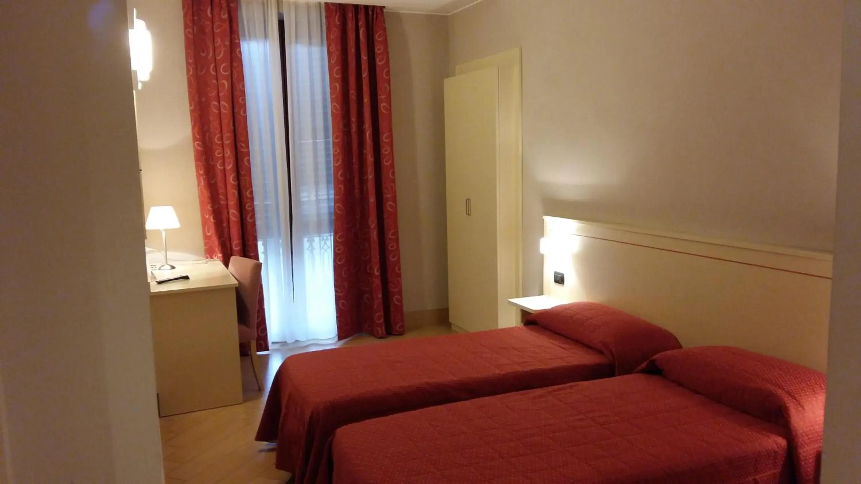 Photo of the whole room, Bed in Hotel Cavour