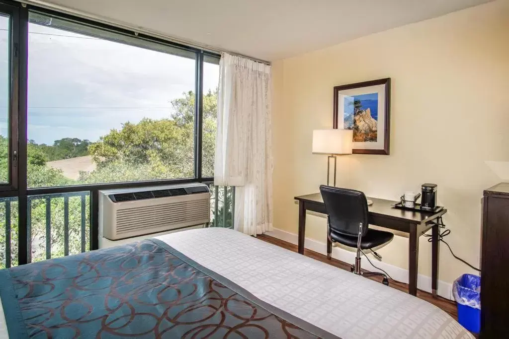 Bedroom, Bed in Red Lion Hotel Monterey Bedroom, Bed in Red Lion Hotel Monterey