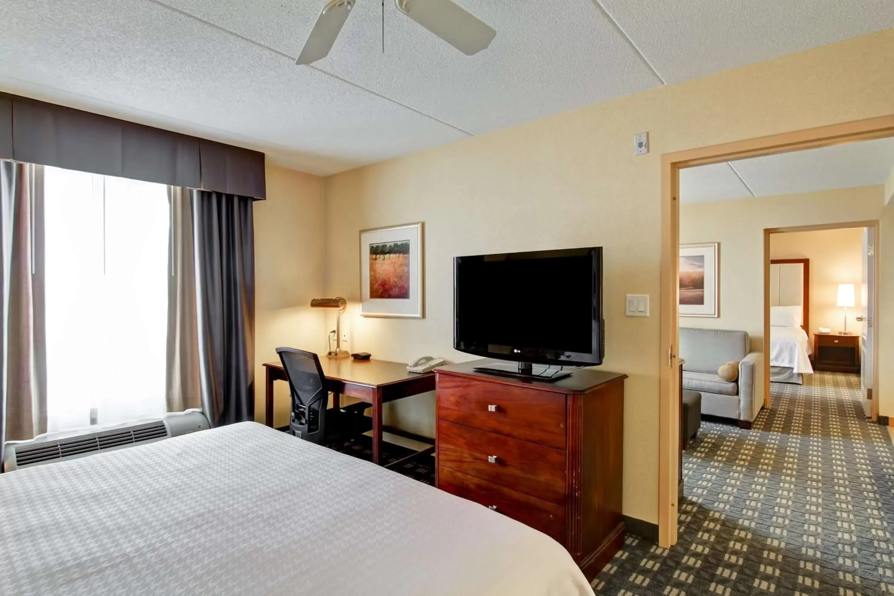 Bedroom, TV/Entertainment Center in Homewood Suites by Hilton Toronto-Mississauga